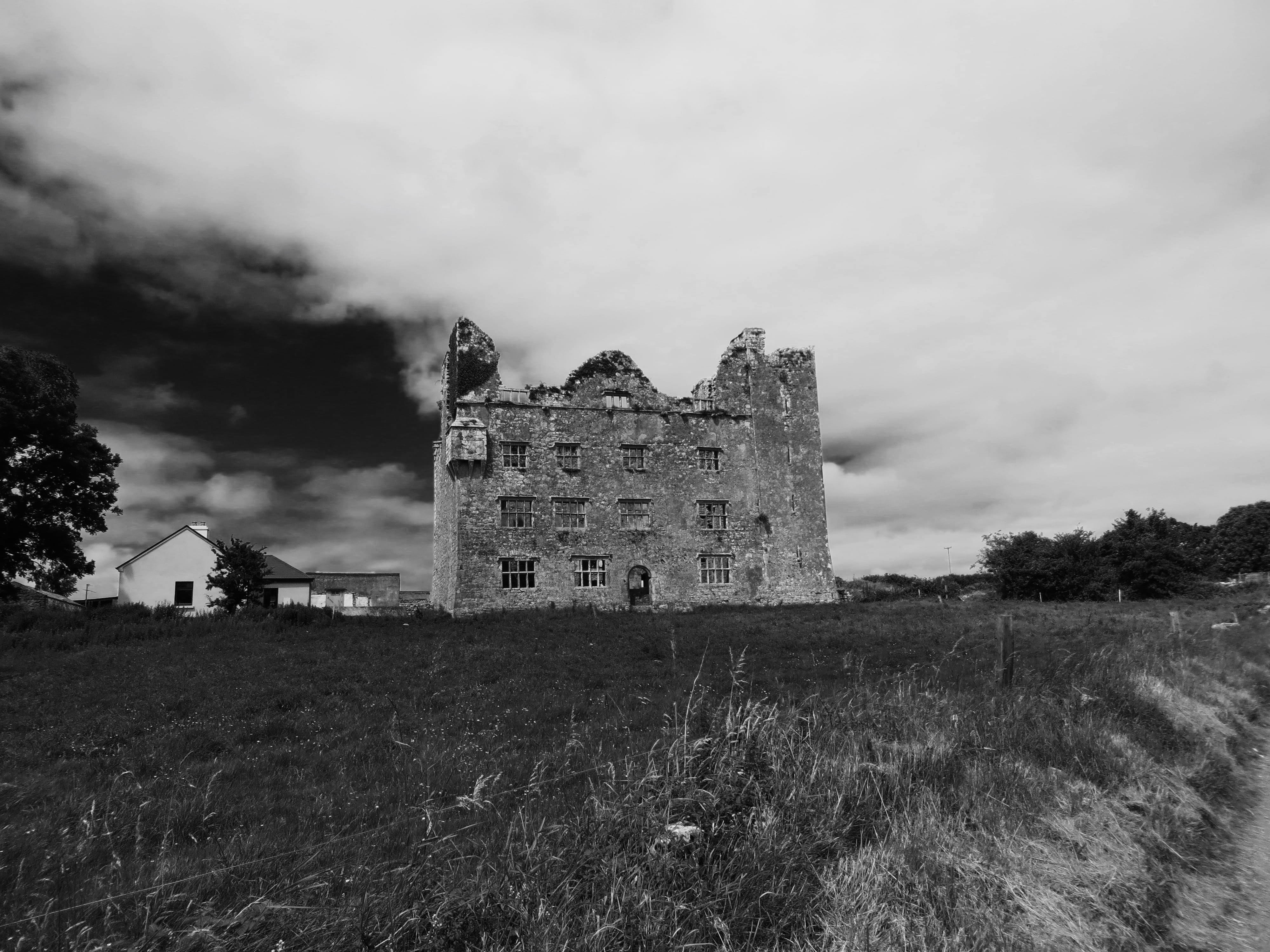 the past, architecture, ruined, 4K, castle, day, rock, deterioration, abandoned, cloud - sky, outdoors, grass, windows, rural, black and white, gothic, HD Wallpaper