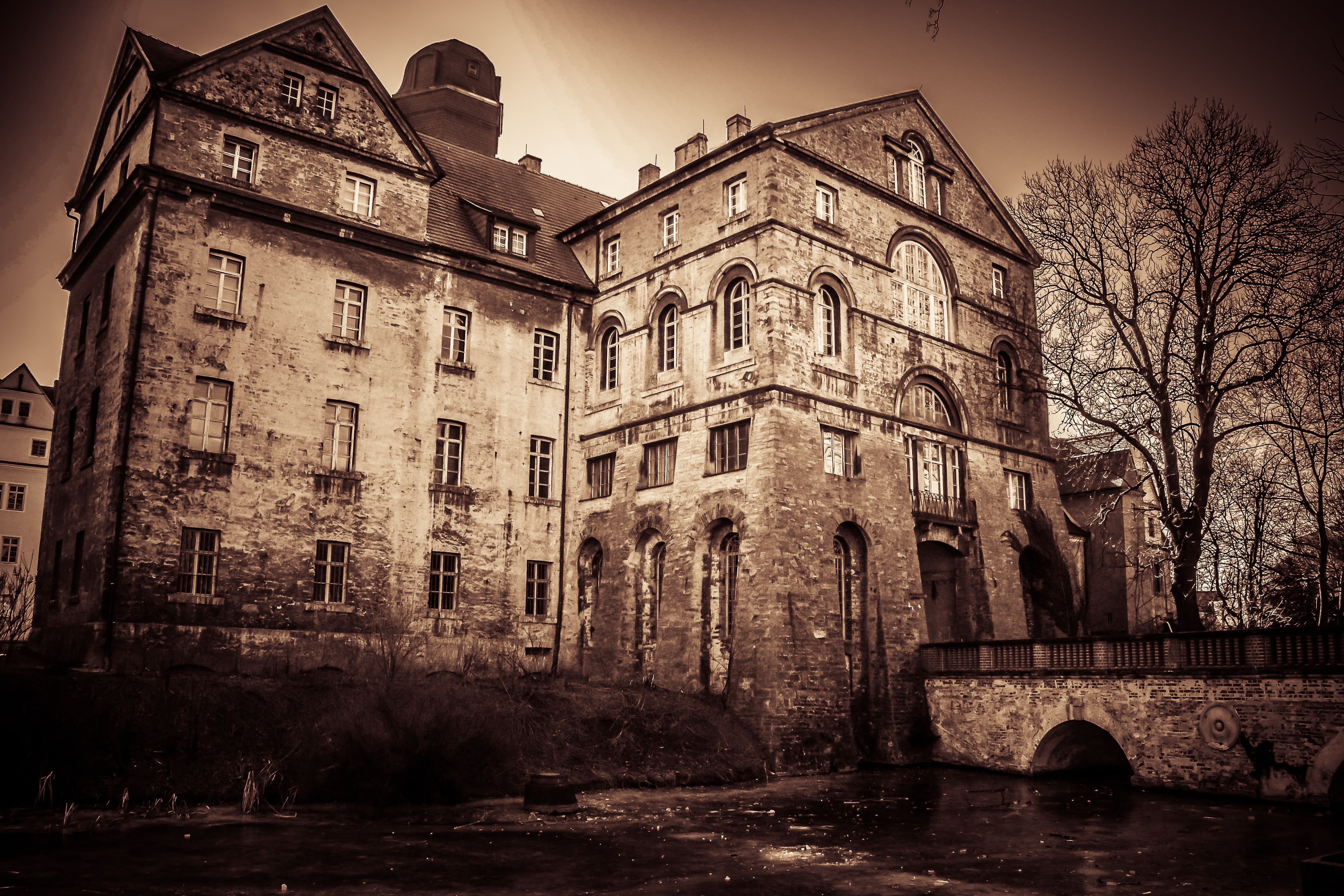 haunted house, 4K, water, nature, old, travel destinations, sky, retro look, photography, building exterior, low angle view, outdoors, no people, grayscale, HD Wallpaper