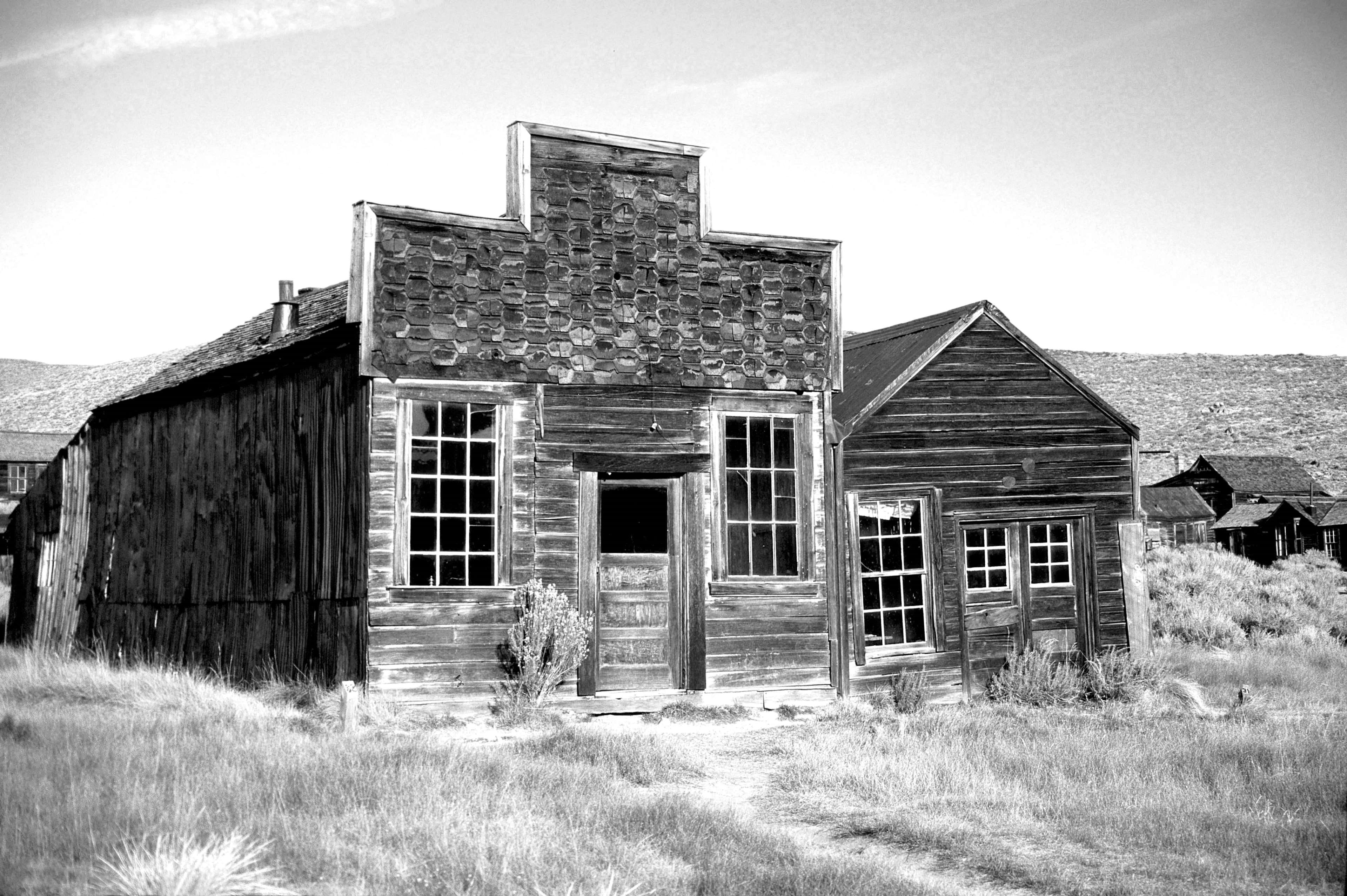 building, rustic, building exterior, 4K, architecture, field, land, black and white, history, day, damaged, barn, sky, old, nature, deterioration, grass, HD Wallpaper