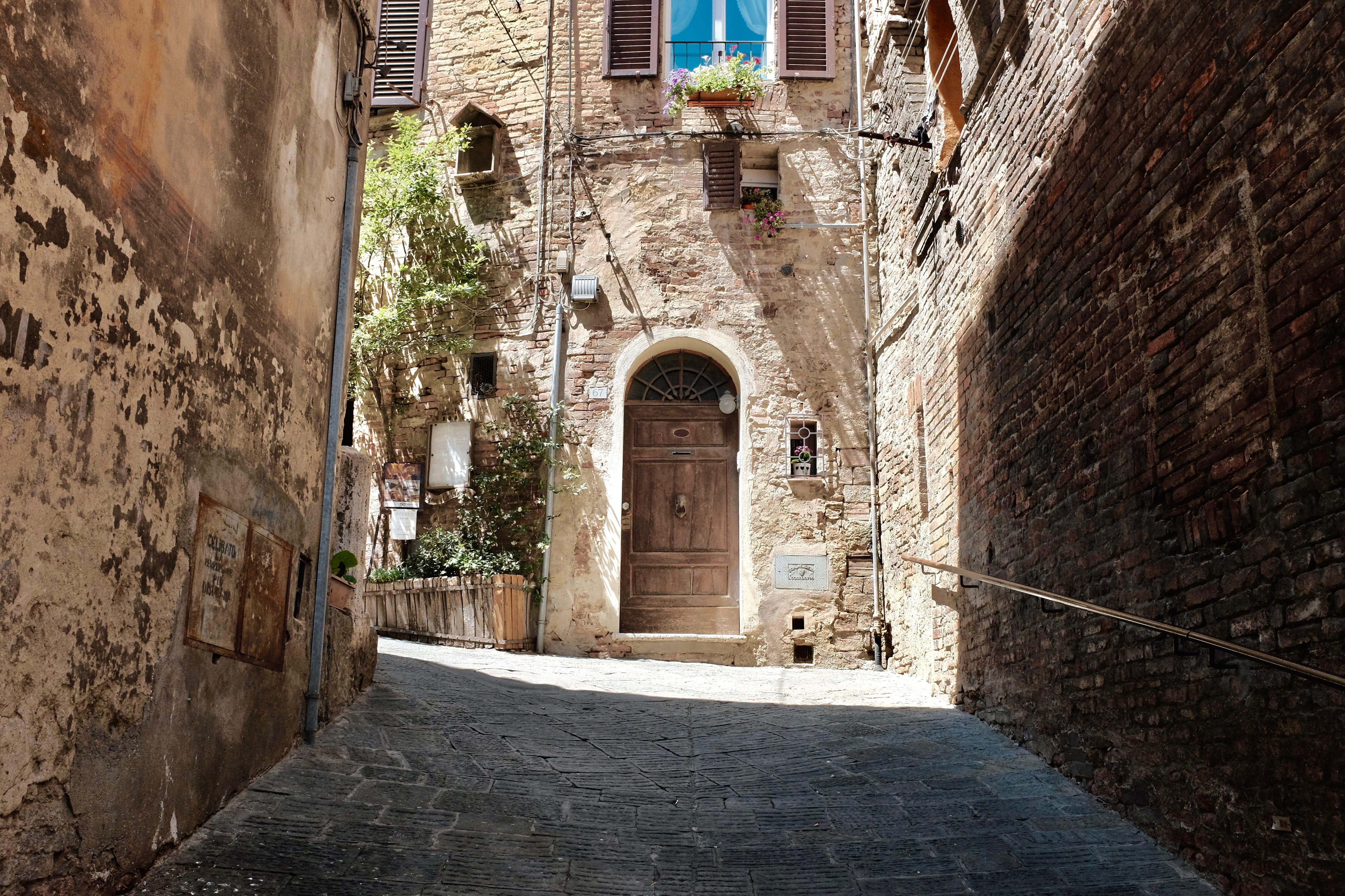 arch, alley, wall, building exterior, no people, residential district, the way forward, day, siena, tuscany, building, shadow, built structure, wall - building feature, HD Wallpaper