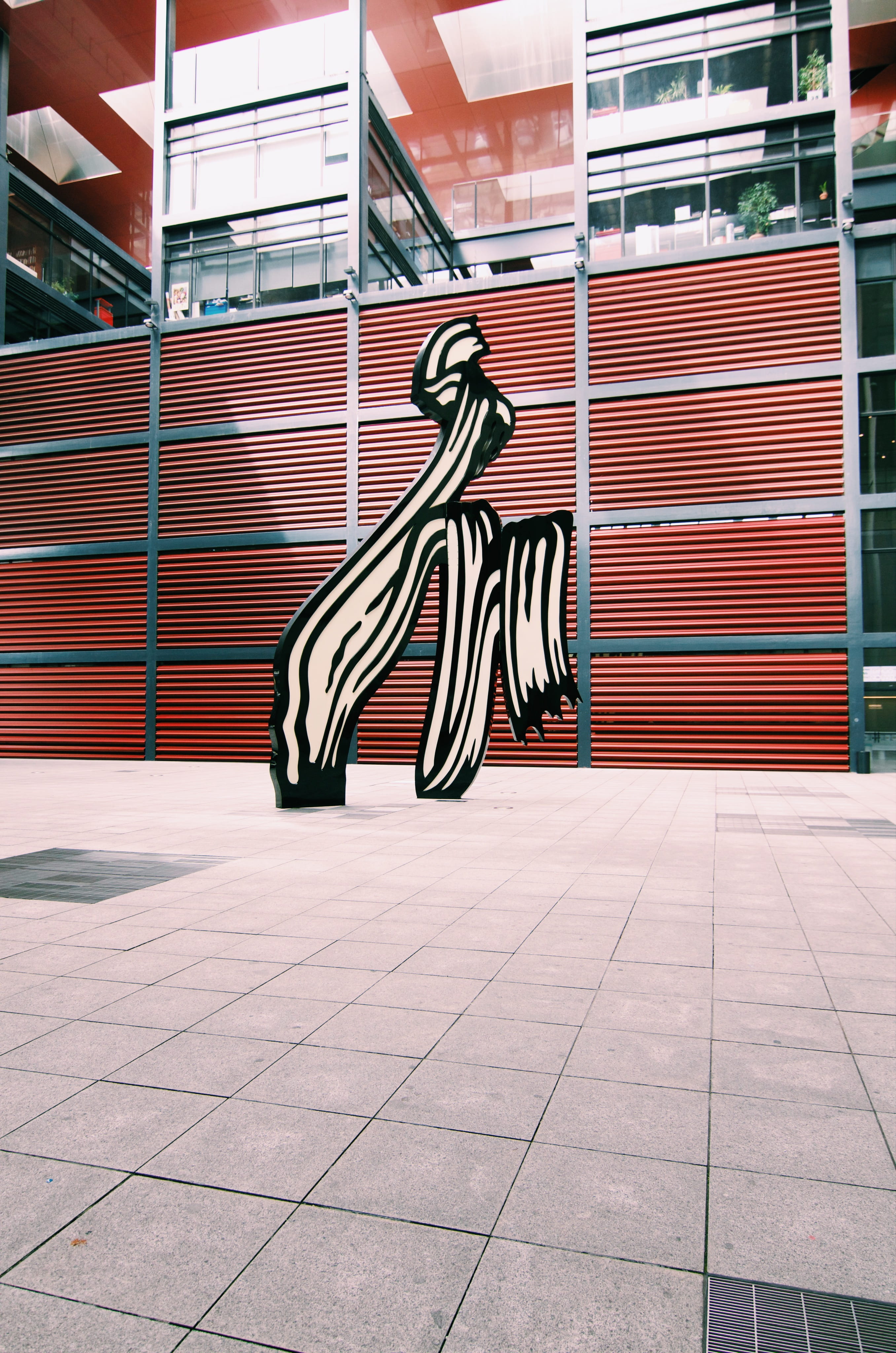 representation, madrid, striped, footpath, roy lichtenstein, building, no people, art and craft, sculpture, brushstroke, museum, nature, 4K, city, pattern, Phone HD Wallpaper