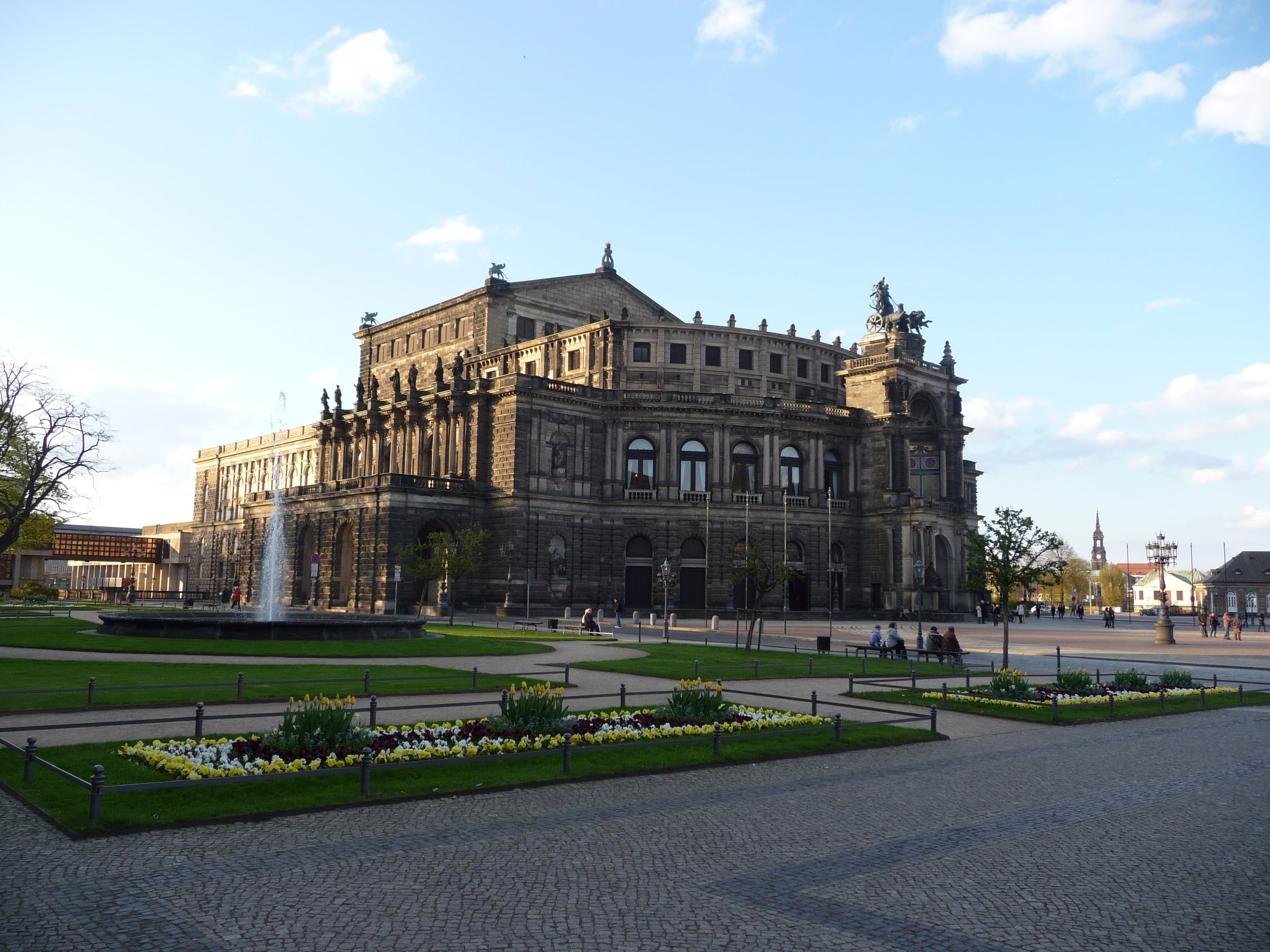 cultures, urban Scene, built Structure, europe, 2K, tree, plant, the past, outdoors, incidental people, travel Destinations, day, palace, monument, cloud - sky, HD Wallpaper