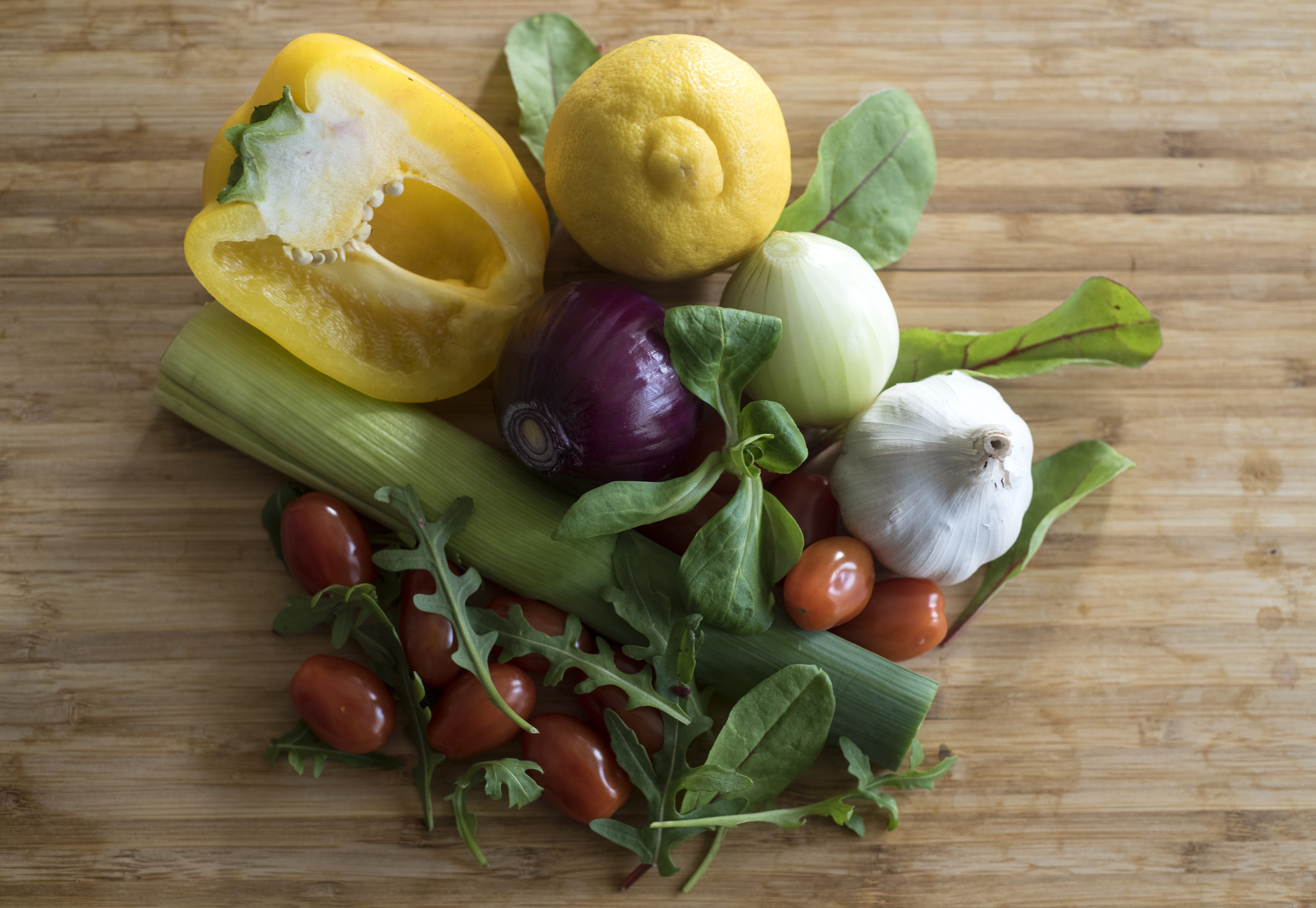 garlic, no people, wood, leaf, ingredient, indoors, green color, tomato, green, fruit, tomatoes, freshness, wood - material, high angle view, 5K, yellow onion, HD Wallpaper
