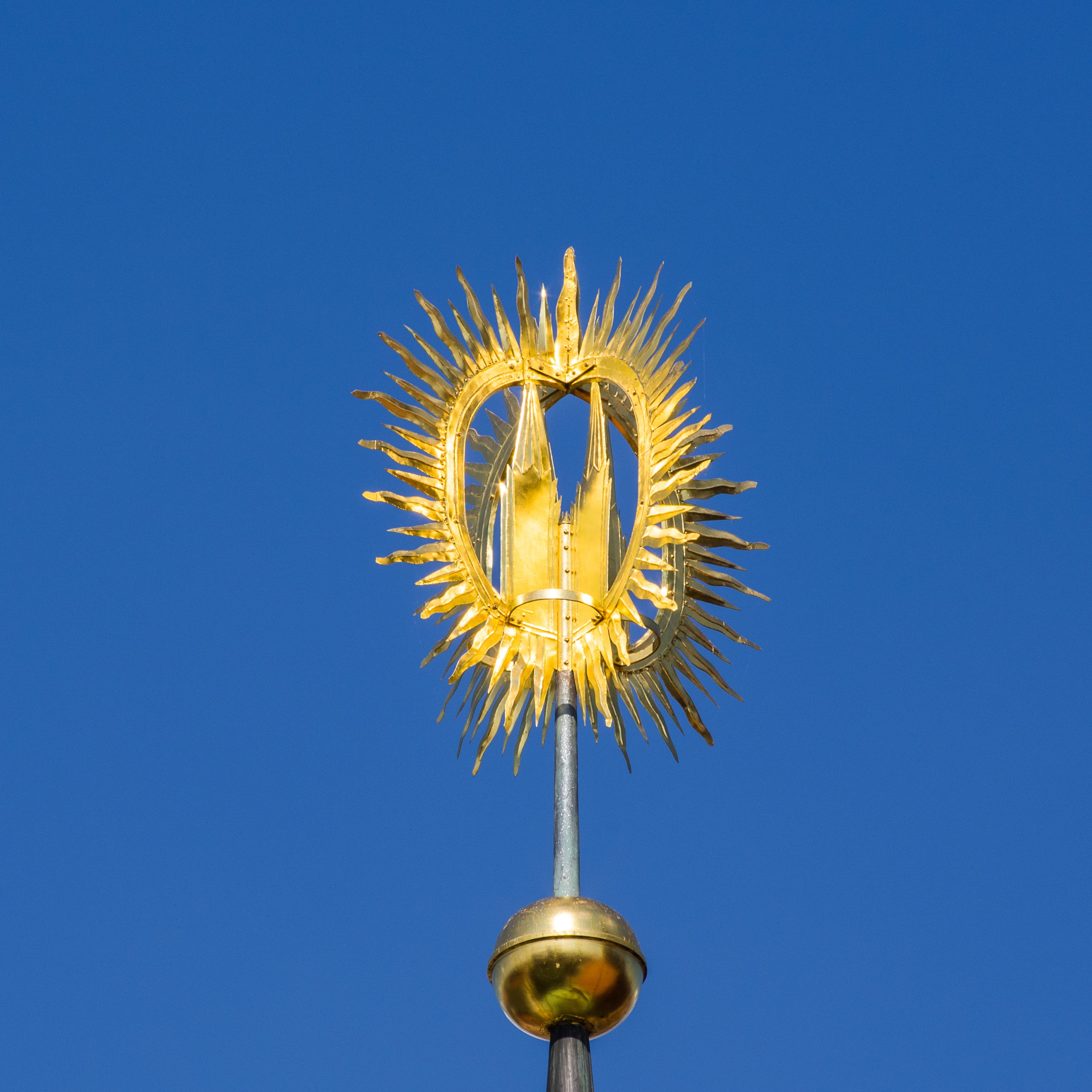 illuminated, weathervane, dom, sky, bavaria, 2K, clear sky, close-up, blue, sunny, animal, architecture, communication, blue background, gold colored, Phone HD Wallpaper