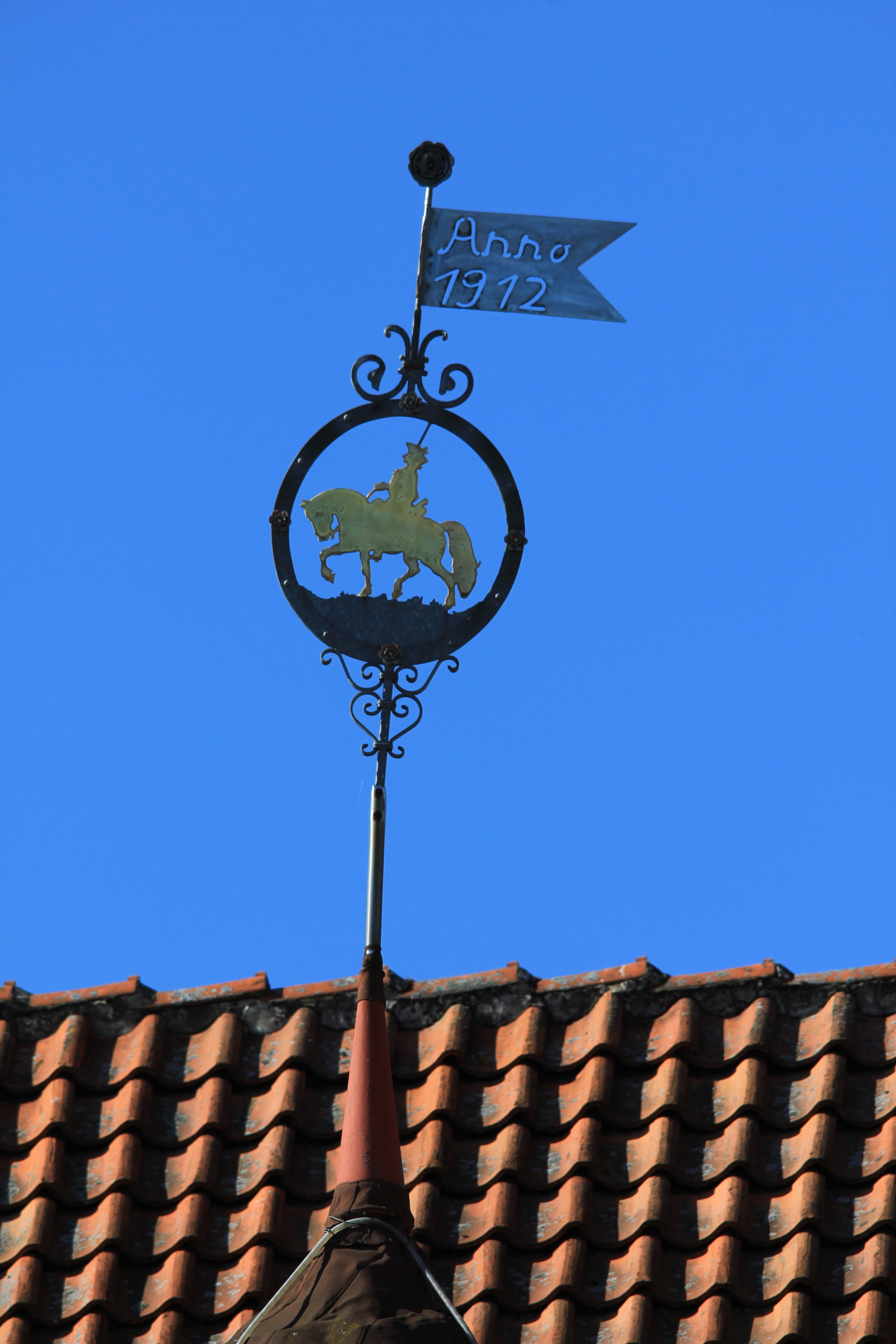 blue, animal, horse, tile, sunlight, building exterior, clear sky, built structure, 5K, weathervane, roof Tile, architecture, pattern, sign, building, Phone HD Wallpaper