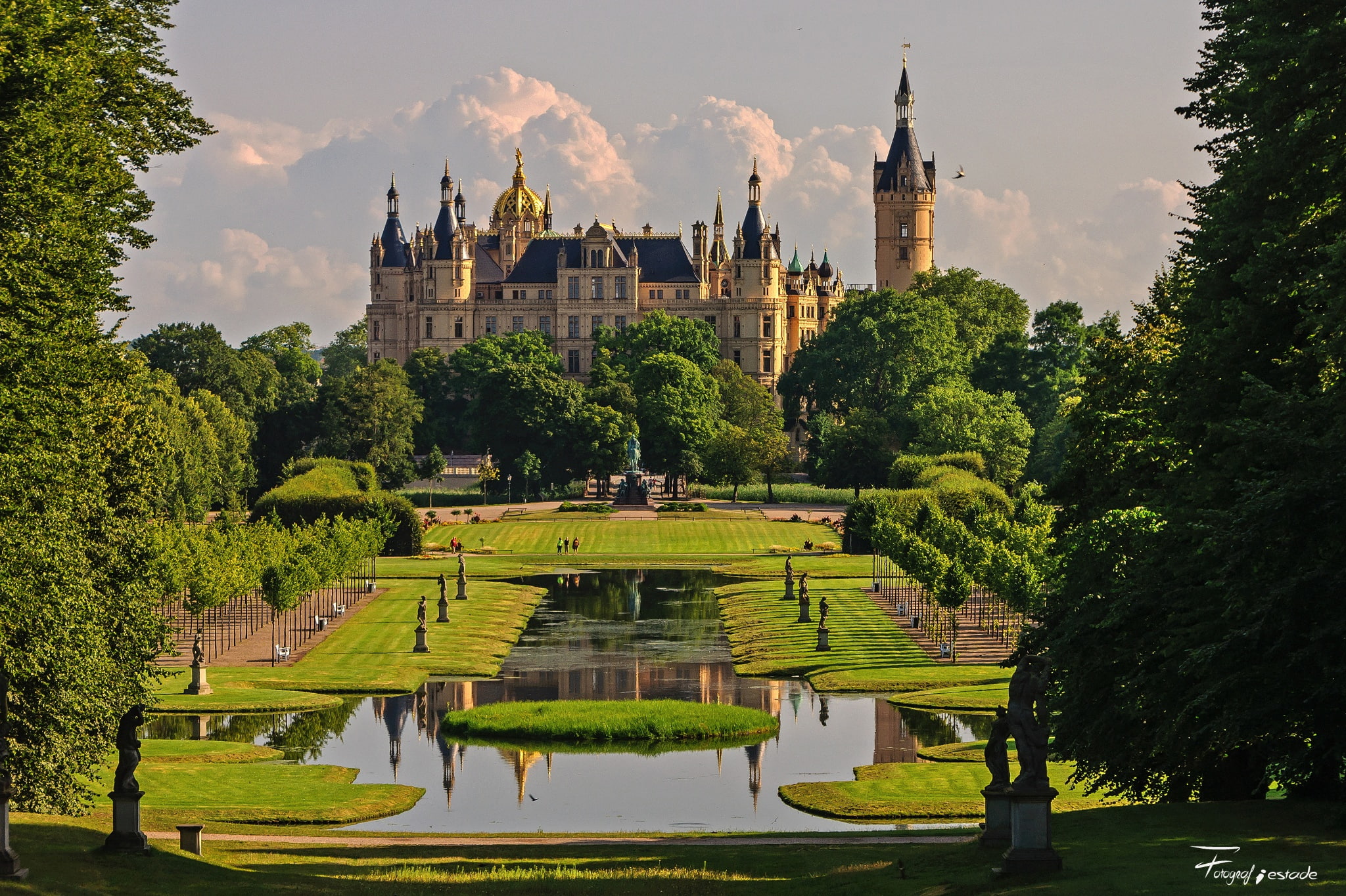 flowers, trees, outdoors, travel, Park, growth, city, building exterior, nature, castle, Germany, water, green color, garden, Schwerin, day, building, clouds, HD Wallpaper