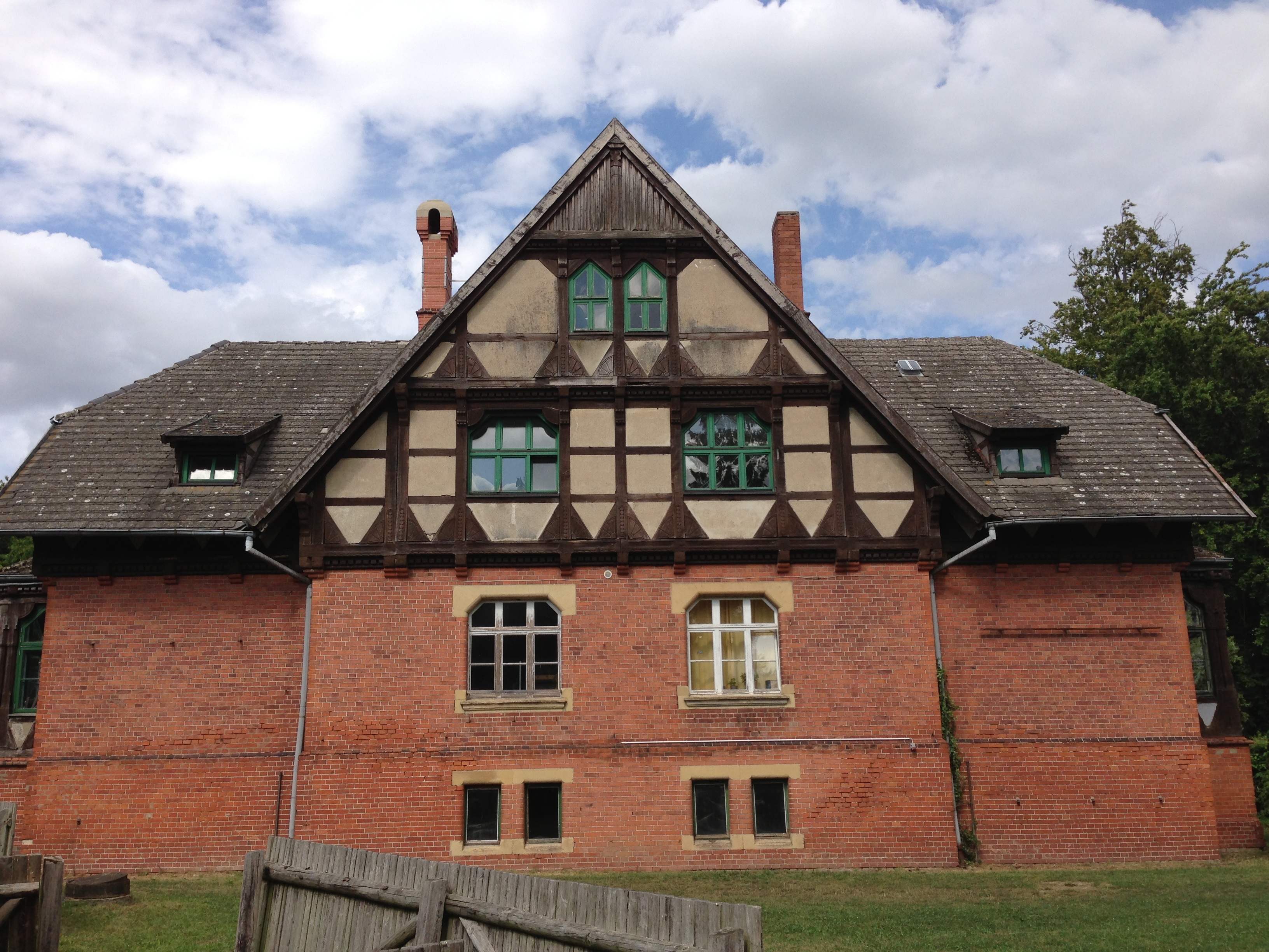 2K, nature, schwerin, window, low angle view, outdoors, mecklenburg western pomerania, tree, building exterior, roof, grass, cloud - sky, estate investment, HD Wallpaper