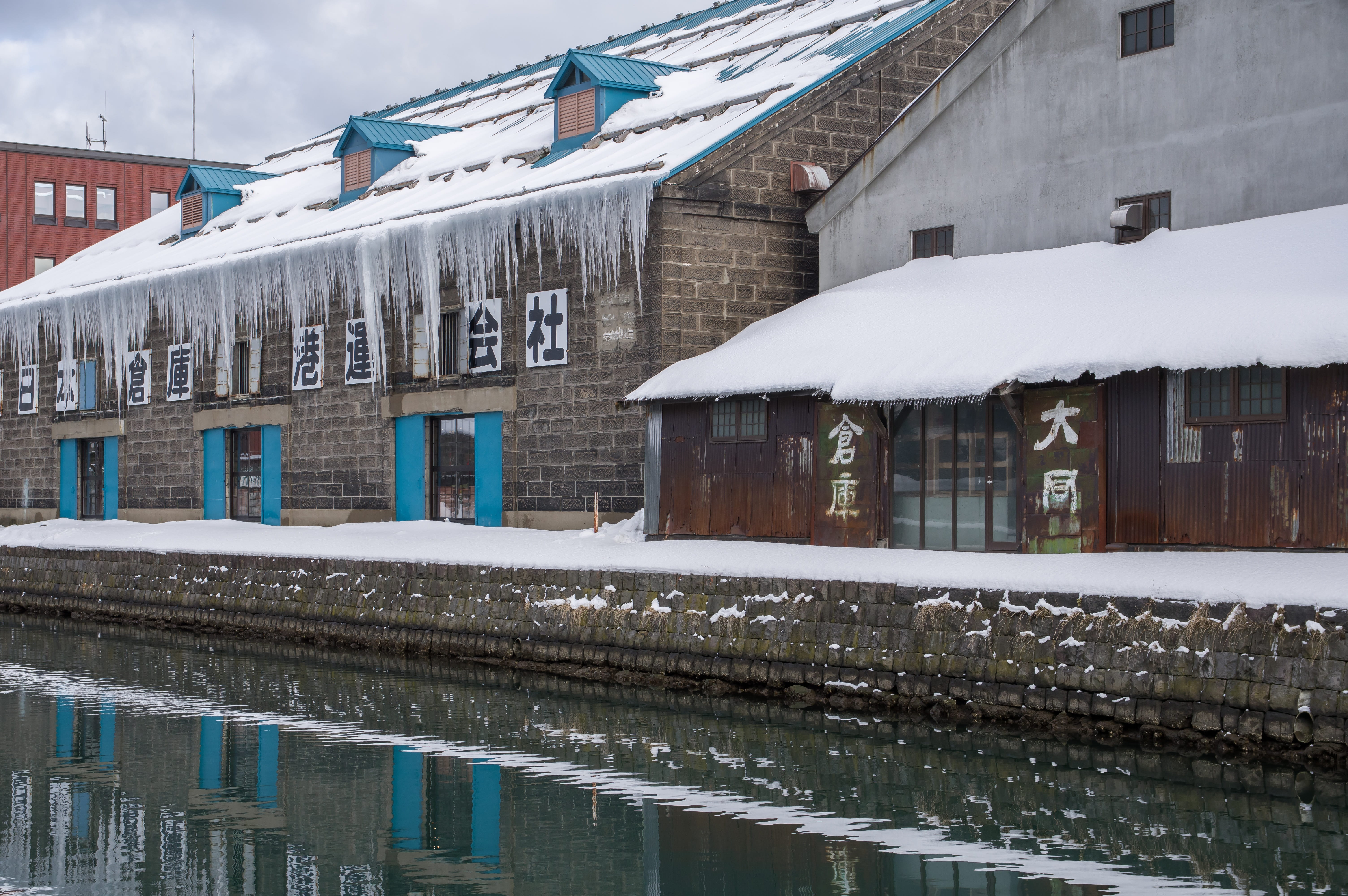 warehouses, outdoors, water, snow, day, house, 5K, frozen, otaru, reflection, architecture, snowing, cold temperature, canal, built structure, frost, japan, HD Wallpaper