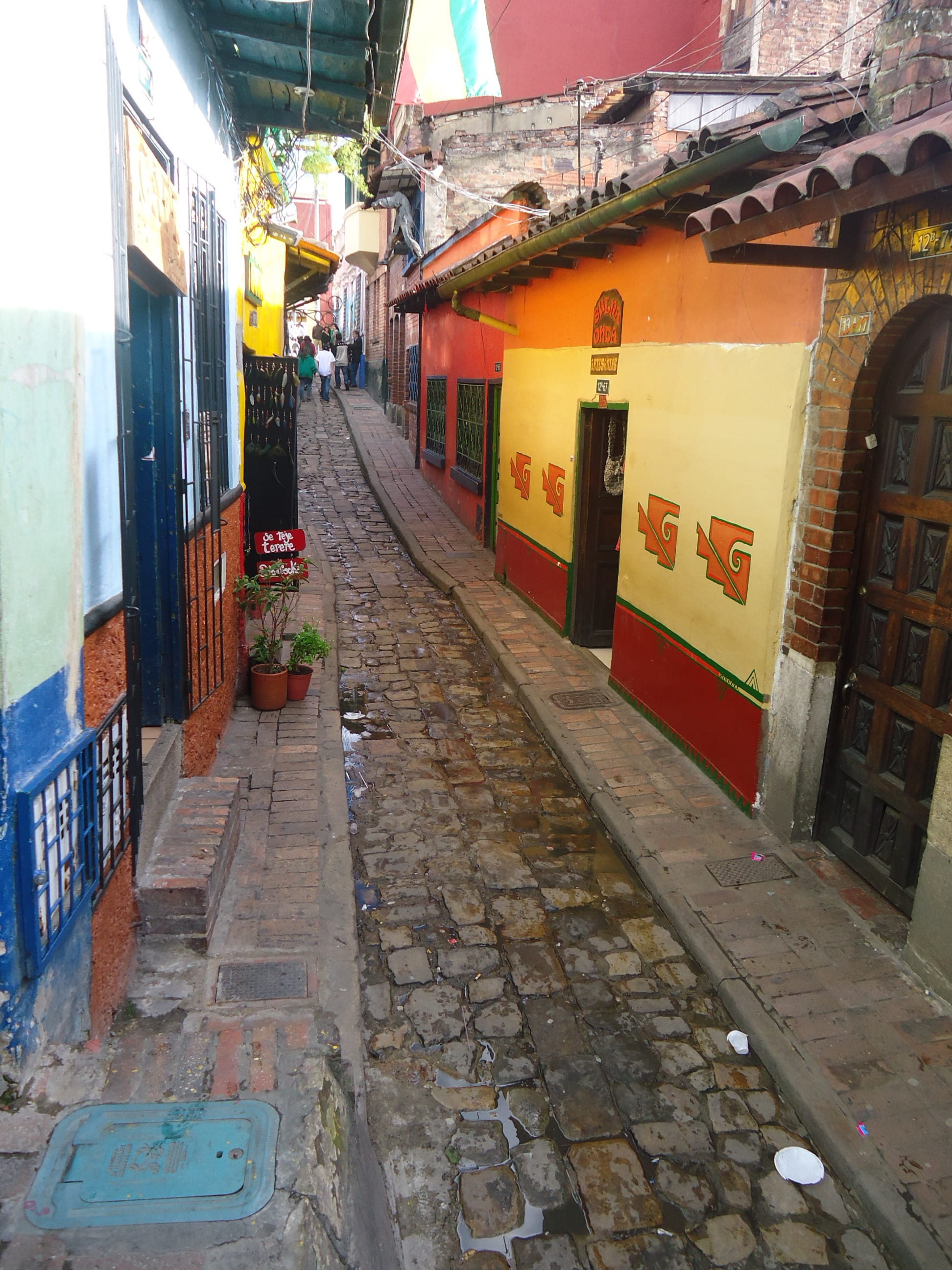 building exterior, wall, narrow, transportation, the way forward, day, colonial house, residential district, architecture, Bogota, street, built structure, Phone HD Wallpaper