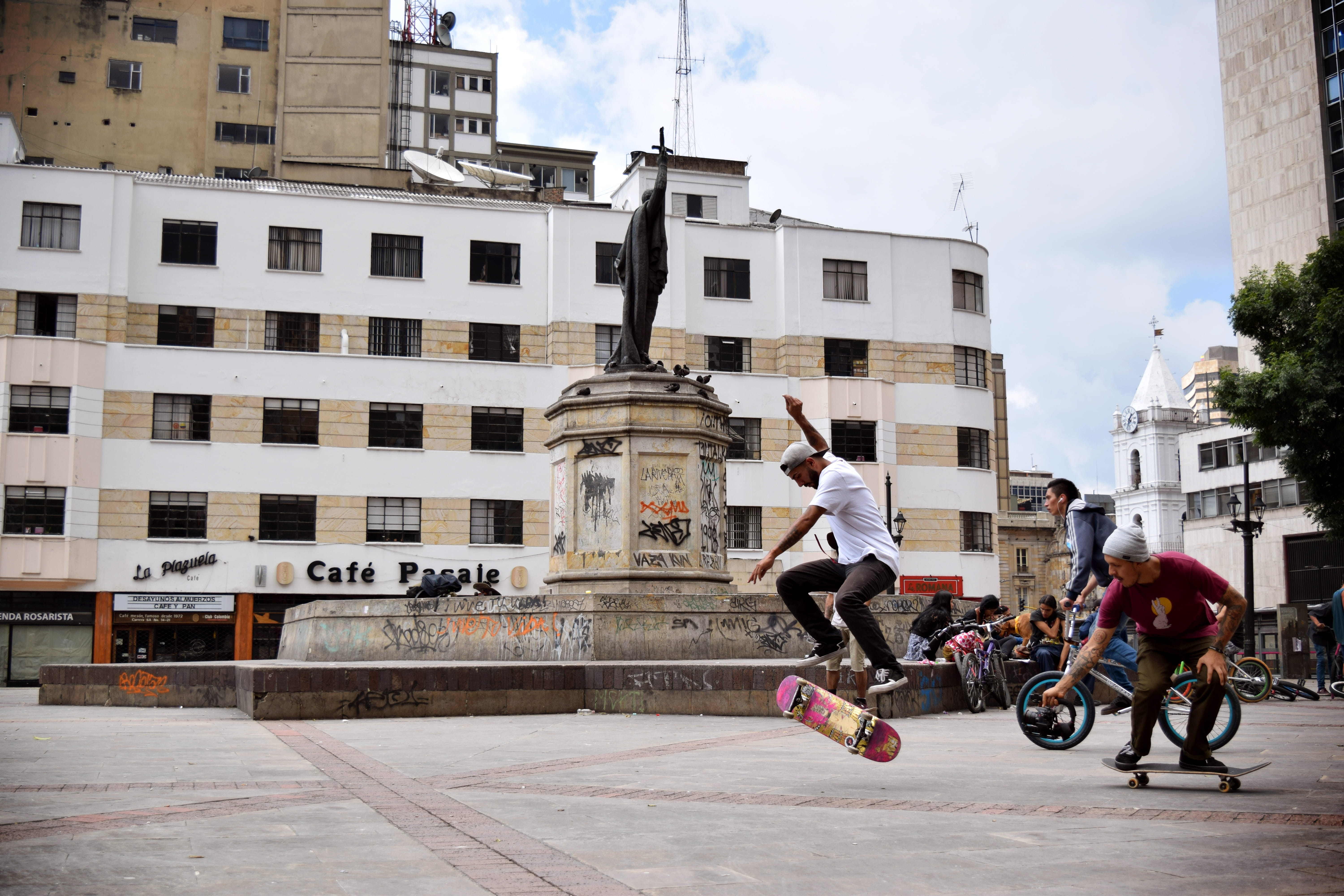 speed, skill, people, transportation, city, Colombia, group of people, architecture, sun, building exterior, mode of transportation, real people, riding, HD Wallpaper