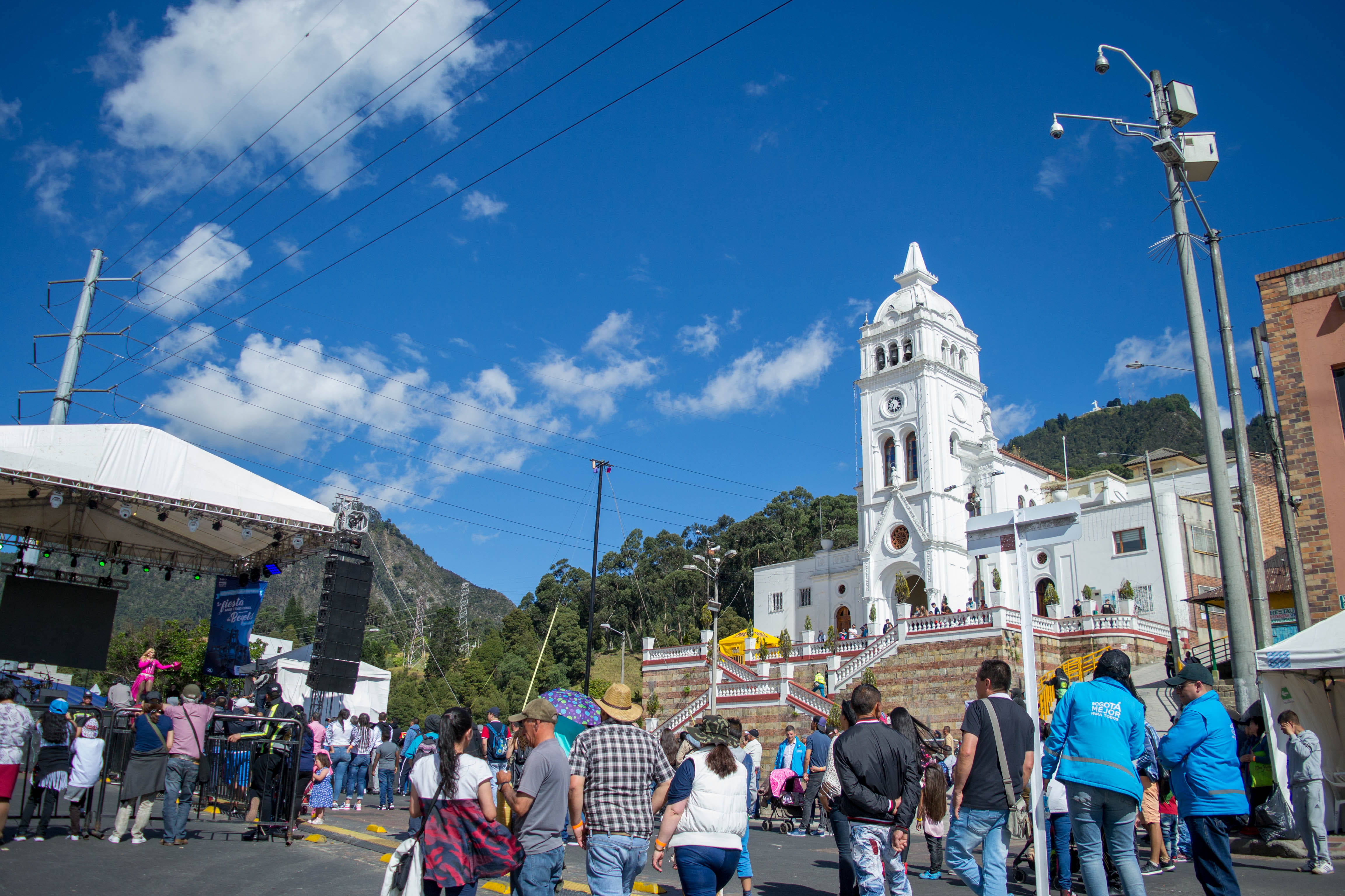 iglesia, transportation, real people, clock tower, city, town, nature, spirituality, pedestrian, built structure, clothing, human, tower, large group of people, HD Wallpaper