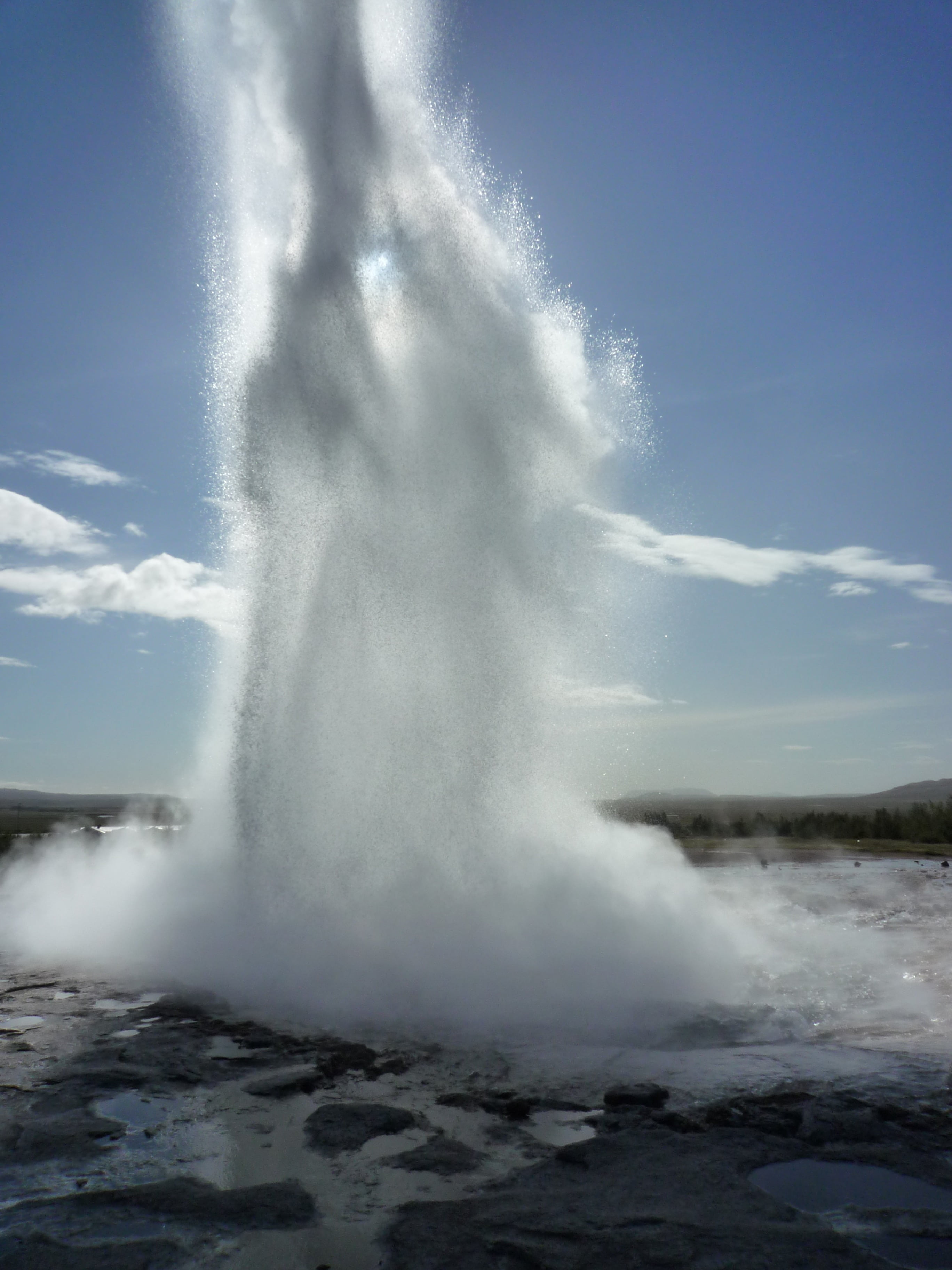 spraying, geology, strokkur, flowing water, power, 2K, splashing, water, power in nature, erupting, golden circle, sky, hot water valley, water column, Phone HD Wallpaper