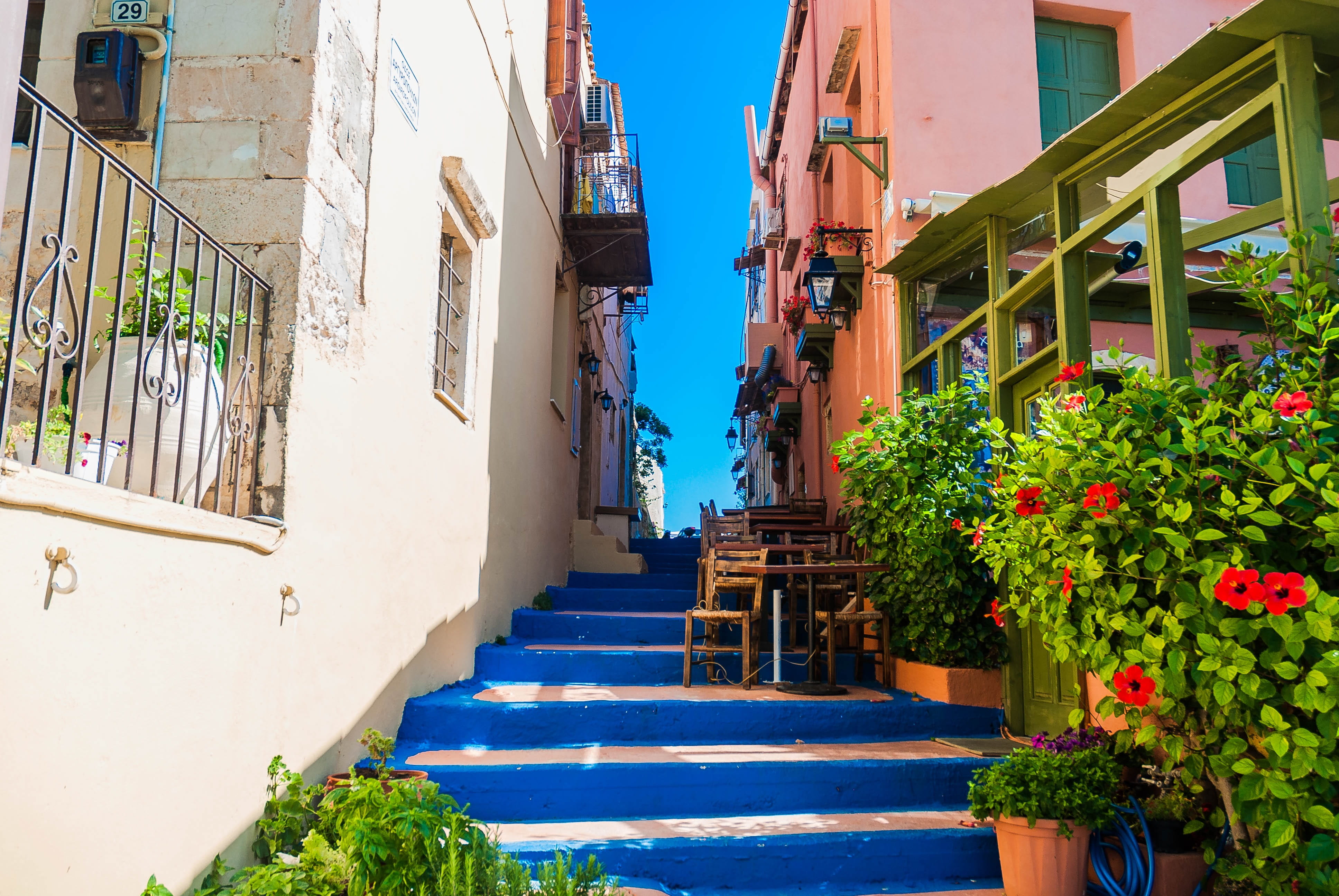 4K, rethymno, concrete, potted plant, staircase, day, the way forward, flowering plant, no people, alley, building, flower, outdoors, photo, city, built structure, HD Wallpaper