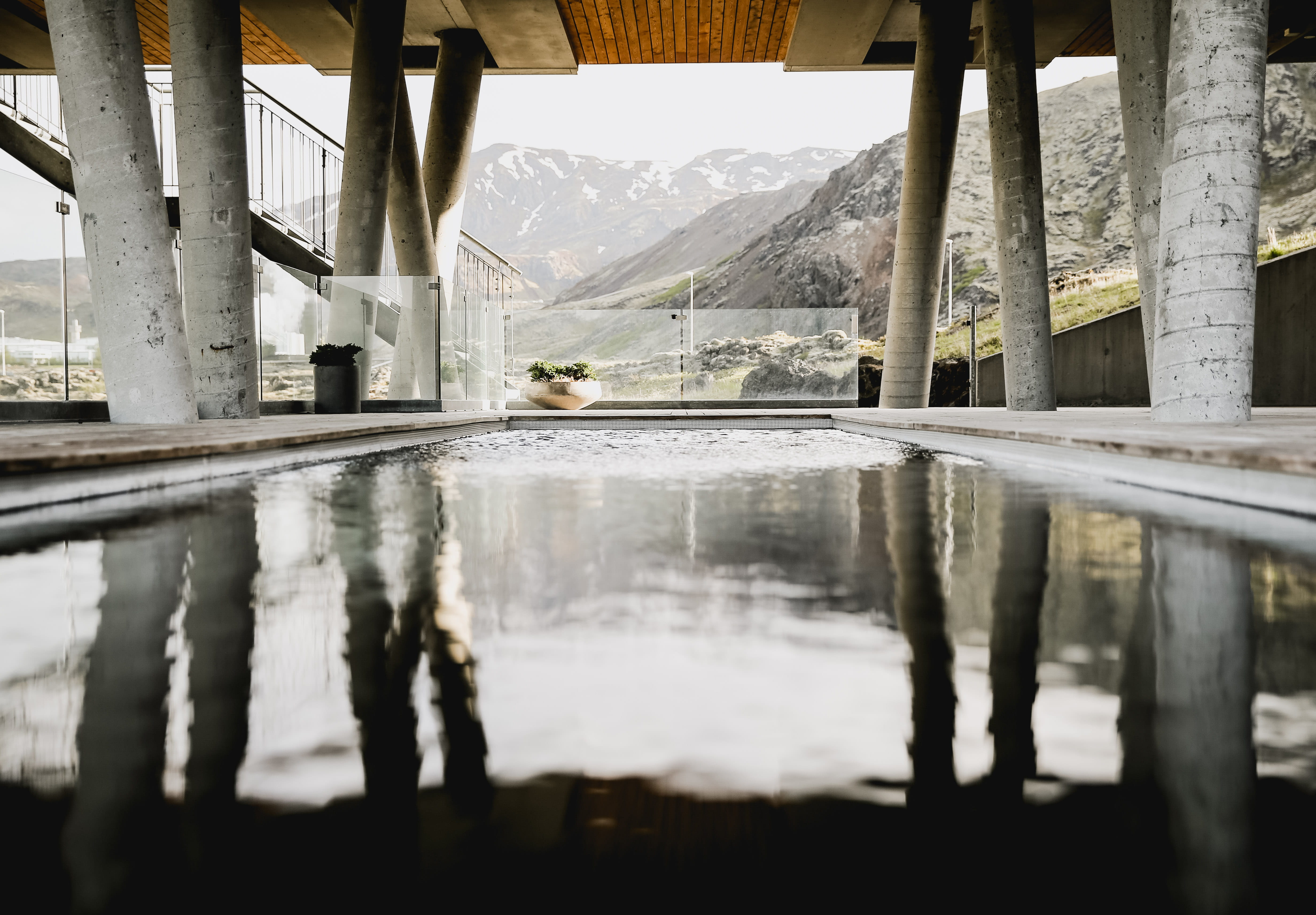 sunlight, building, reflection, lake, gray, beauty in nature, day, nature, tranquility, body, built structure, facing, wood - material, purity, pool, outdoors, HD Wallpaper