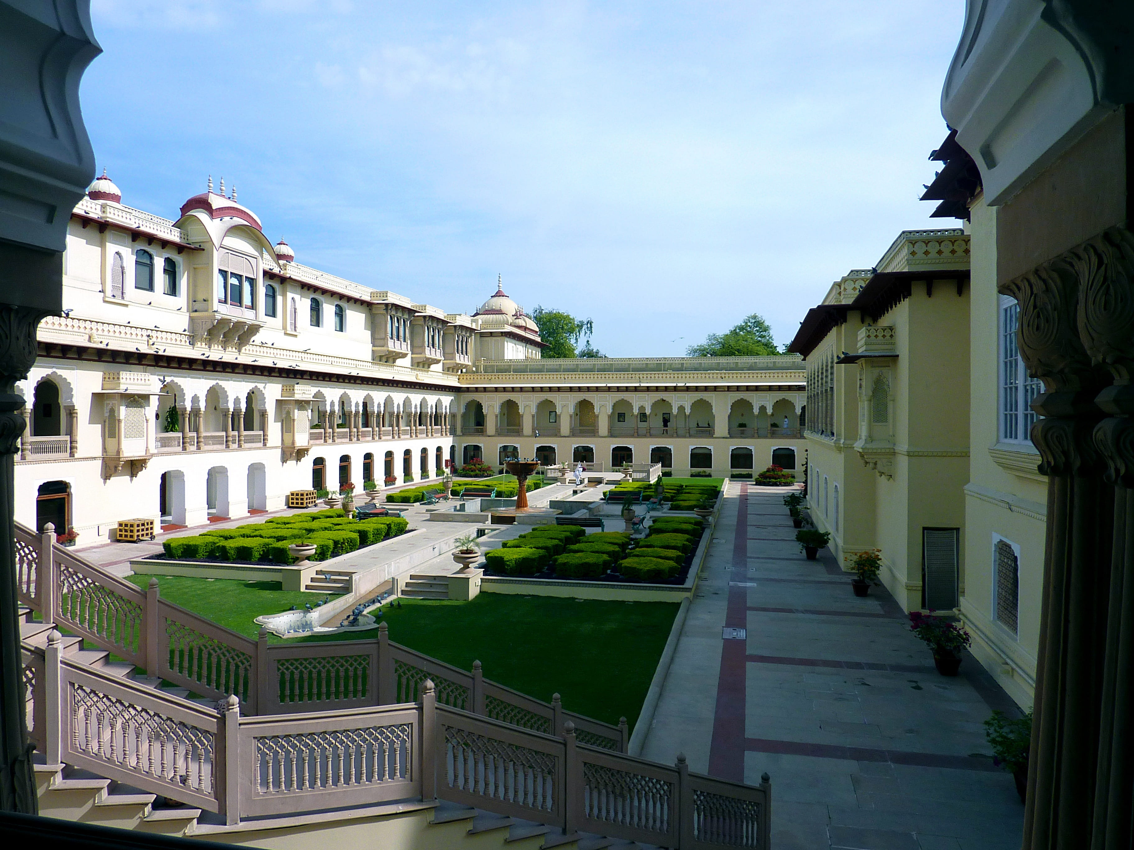 window, 2K, hotel, sky, day, grass, Courtyard, architecture, splendor, sunlight, nature, architectural column, built structure, residential district, outdoors, HD Wallpaper