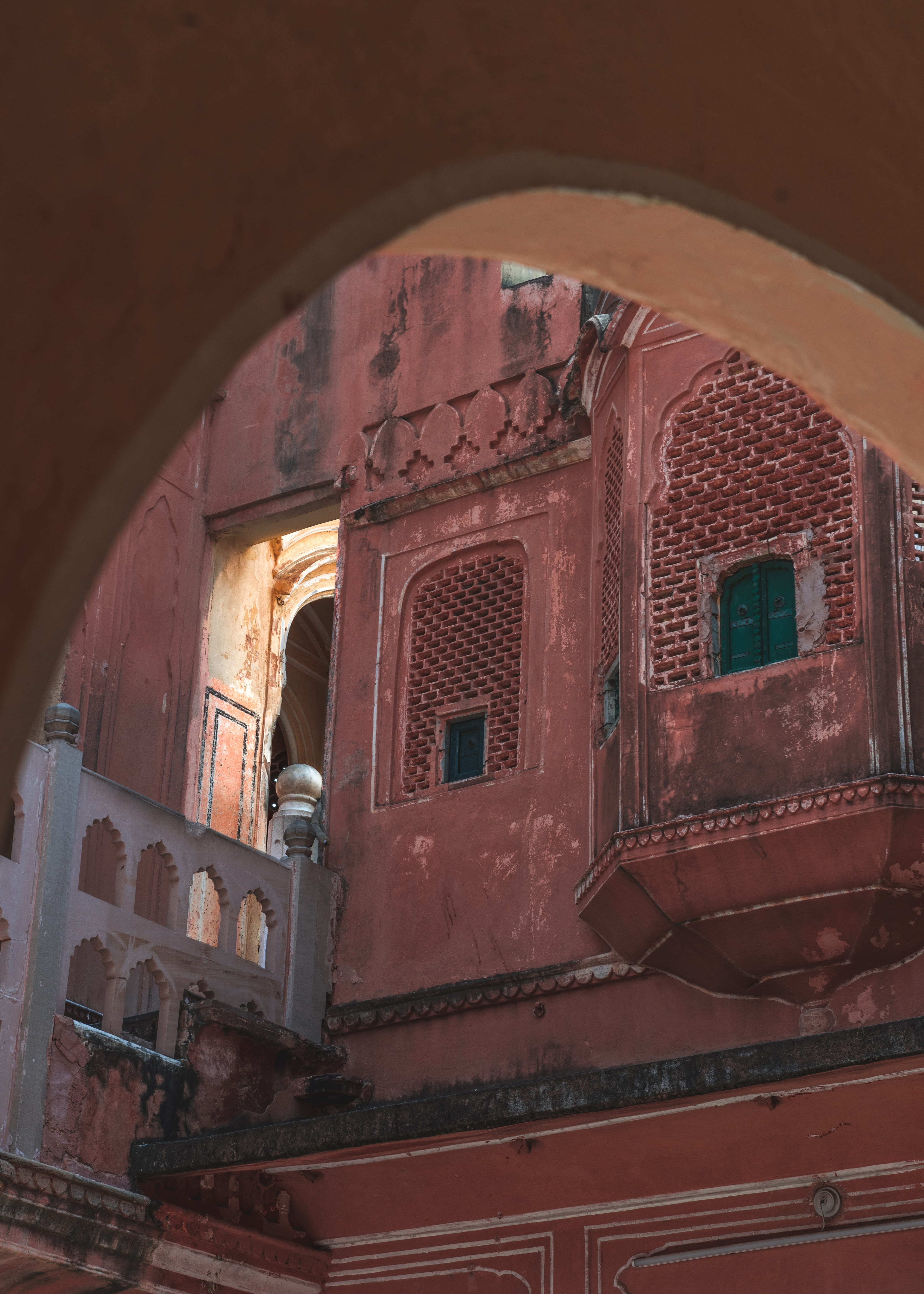 building, dome, city, brick wall, walls, no people, residential district, train, travel, jaipur, outdoors, 5K, old, red, arch, low angle view, street, Phone HD Wallpaper