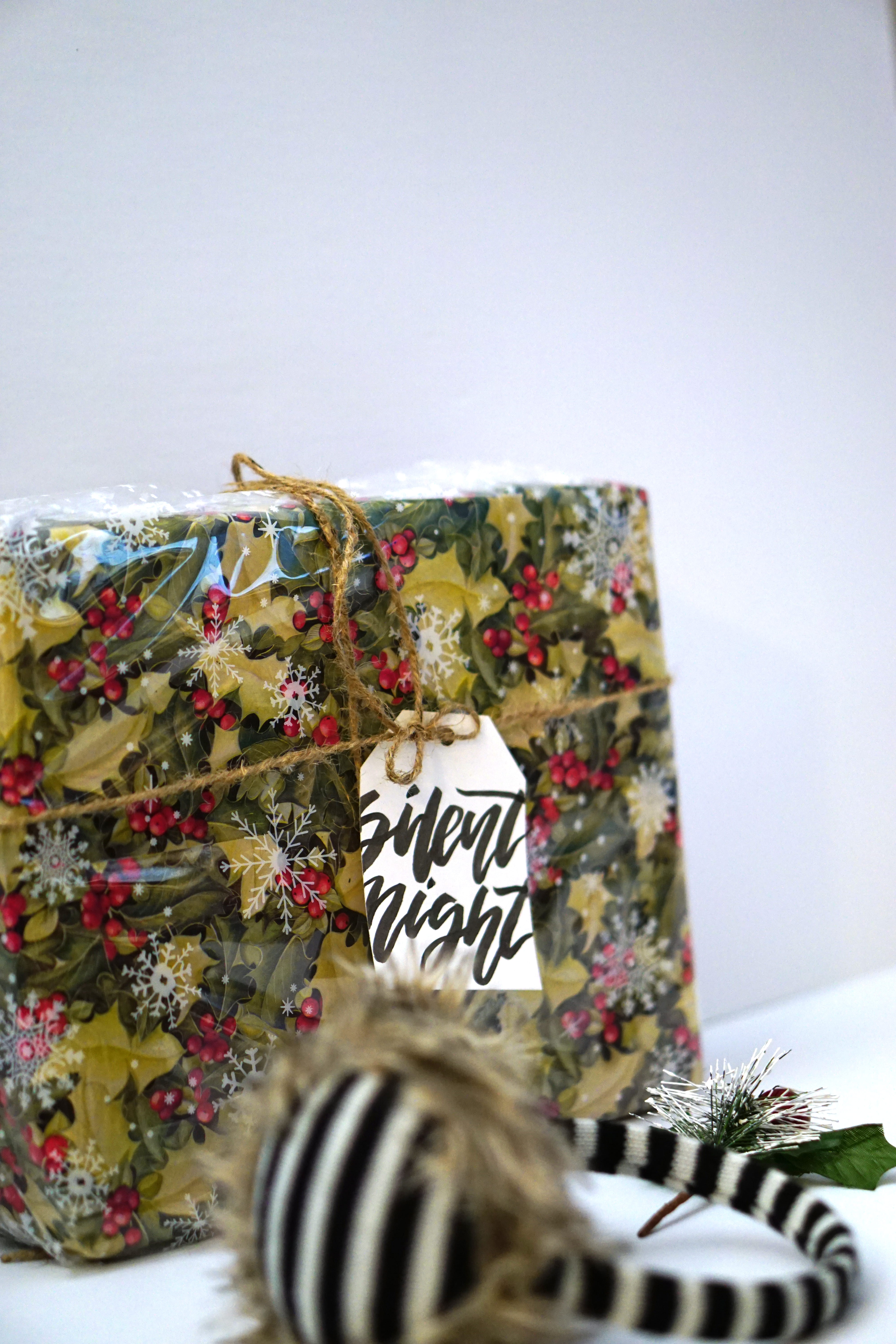 gift, floral pattern, 5K, event, decoration, present, indoors, celebration, mistletoe, string, holiday - event, copy space, studio shot, rear view, parcel, Phone HD Wallpaper