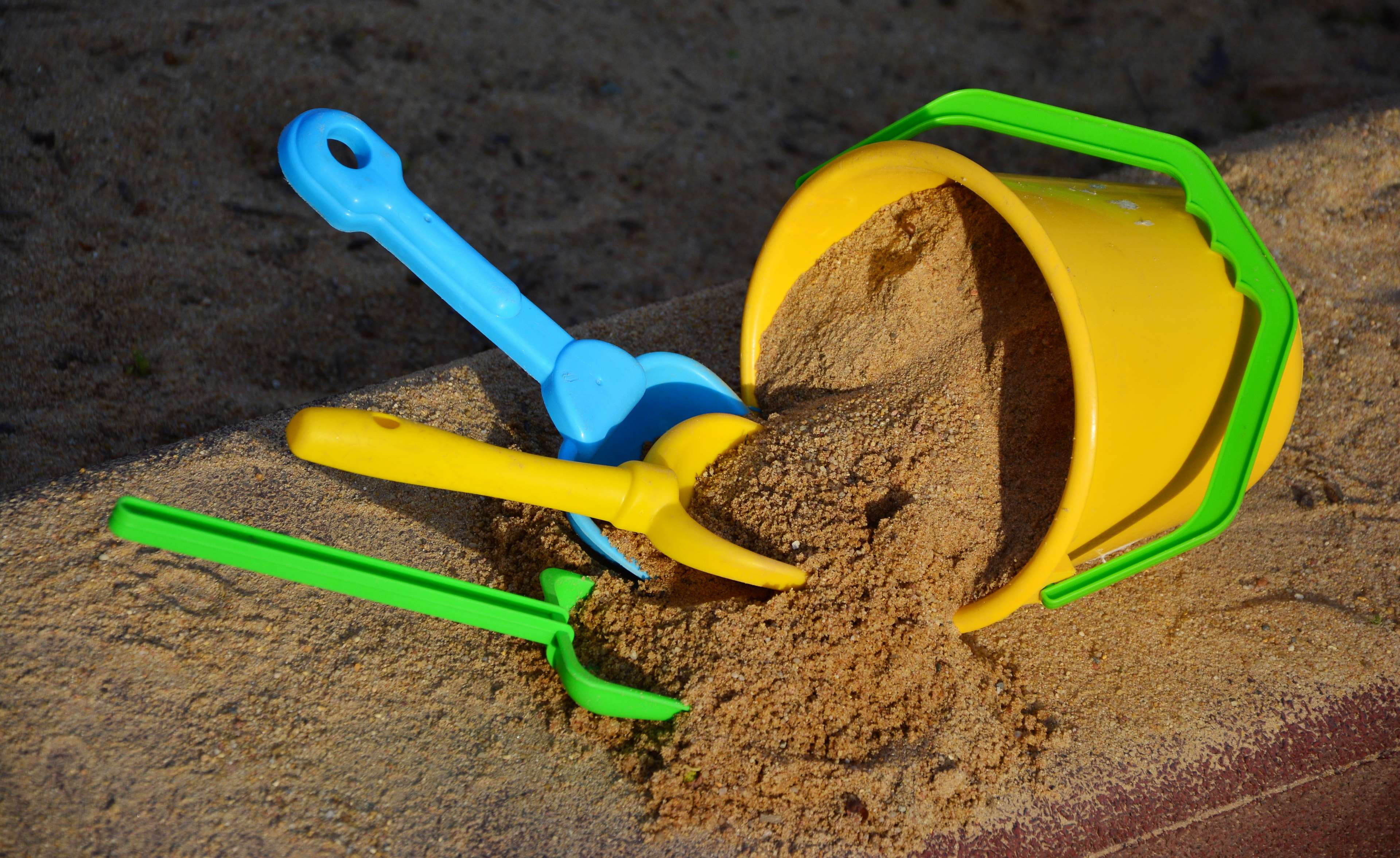 scoop, 4K, sand bucket, together, gardening, shovel, plastic, high angle view, sand pit, multi colored, playground, no people, hand tool, day, sand, leisure, HD Wallpaper