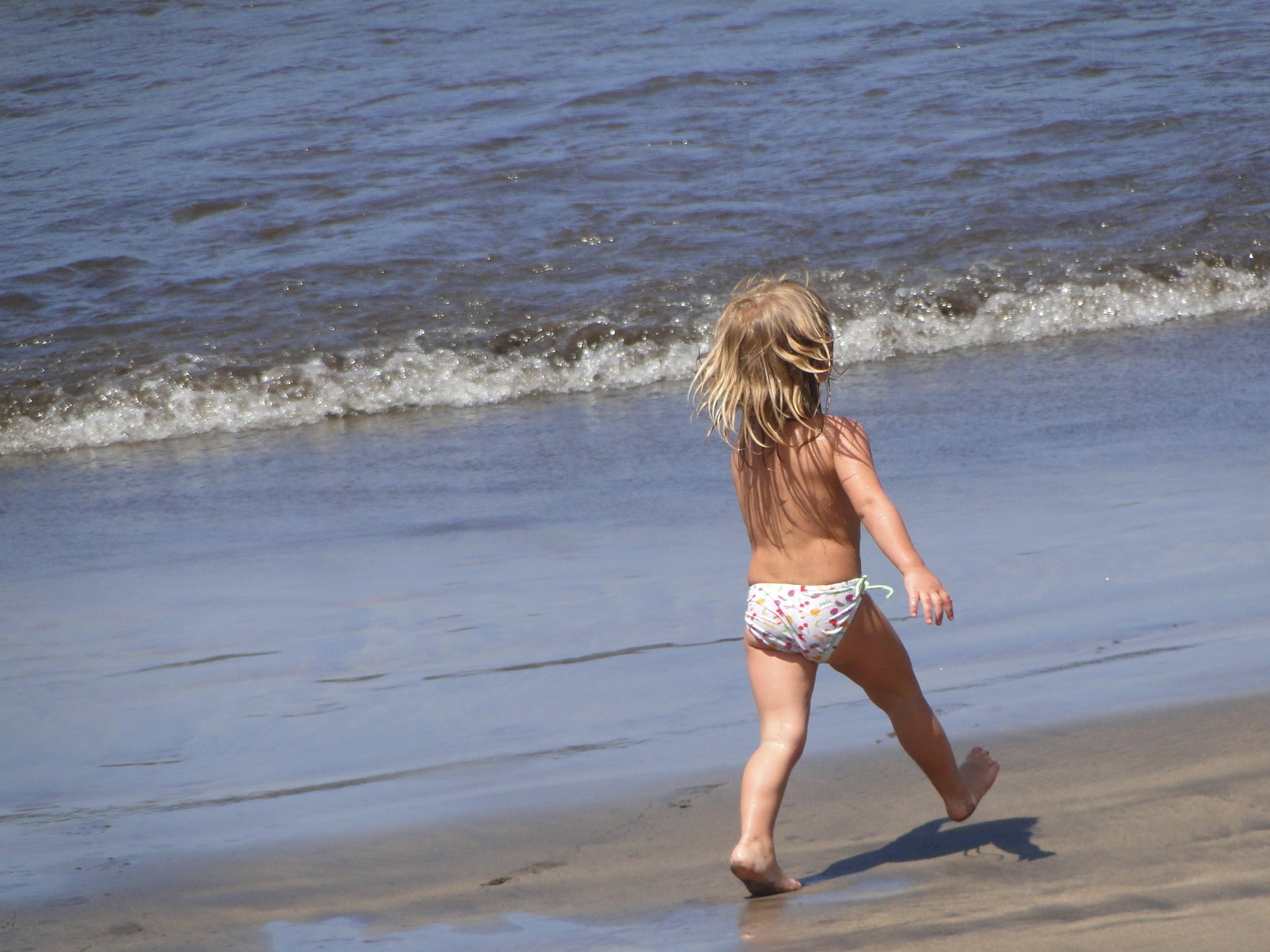 summer, rear view, full length, blond hair, wave, happy, motion, hair, day, outdoors, sea, land, 1080P, hairstyle, the little girl, women, water, holidays, HD Wallpaper