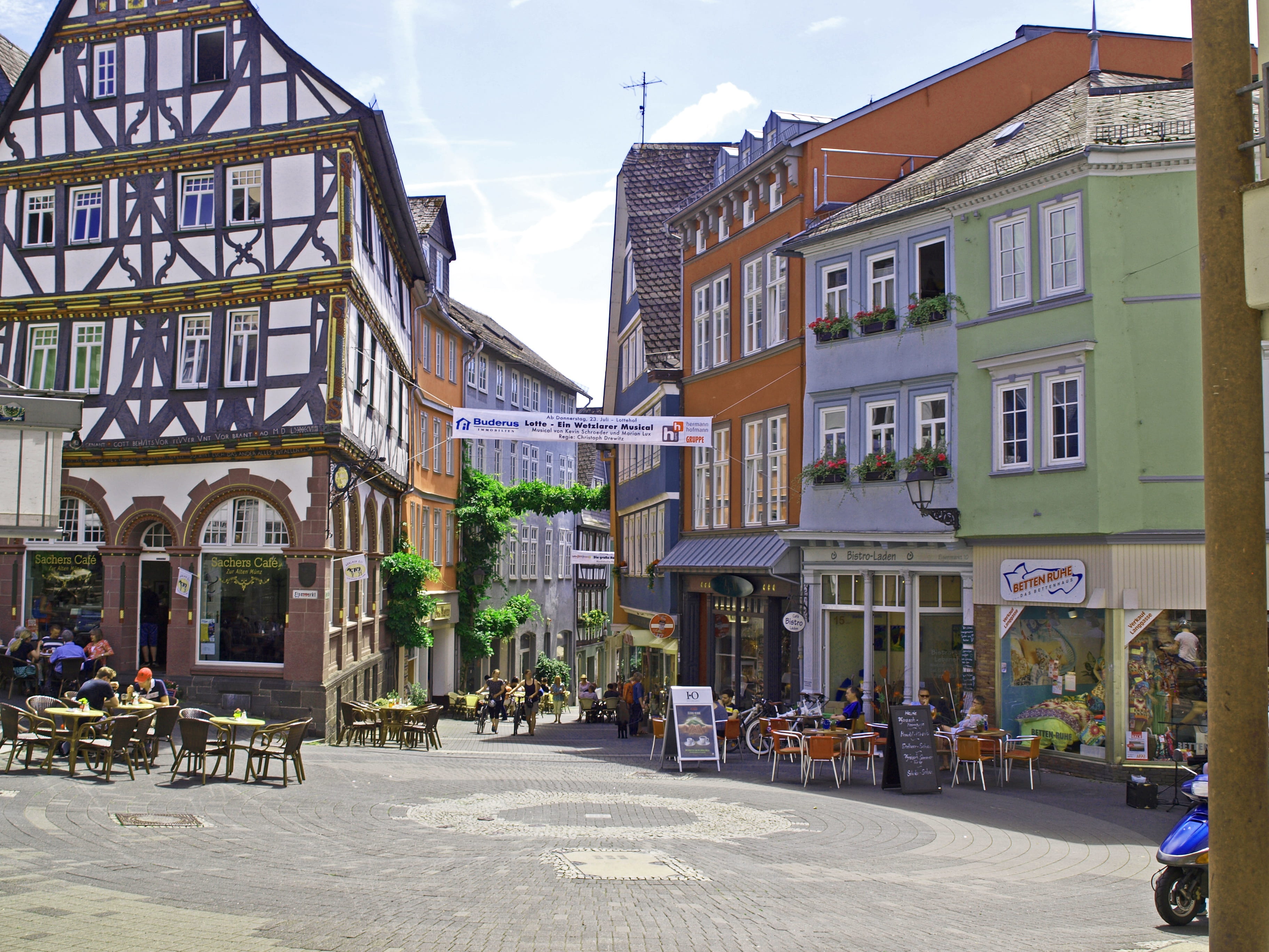 building exterior, outdoors, town, sunlight, iron market, built structure, table, residential district, street, building, cafe, wetzlar, sky, window, transportation, HD Wallpaper