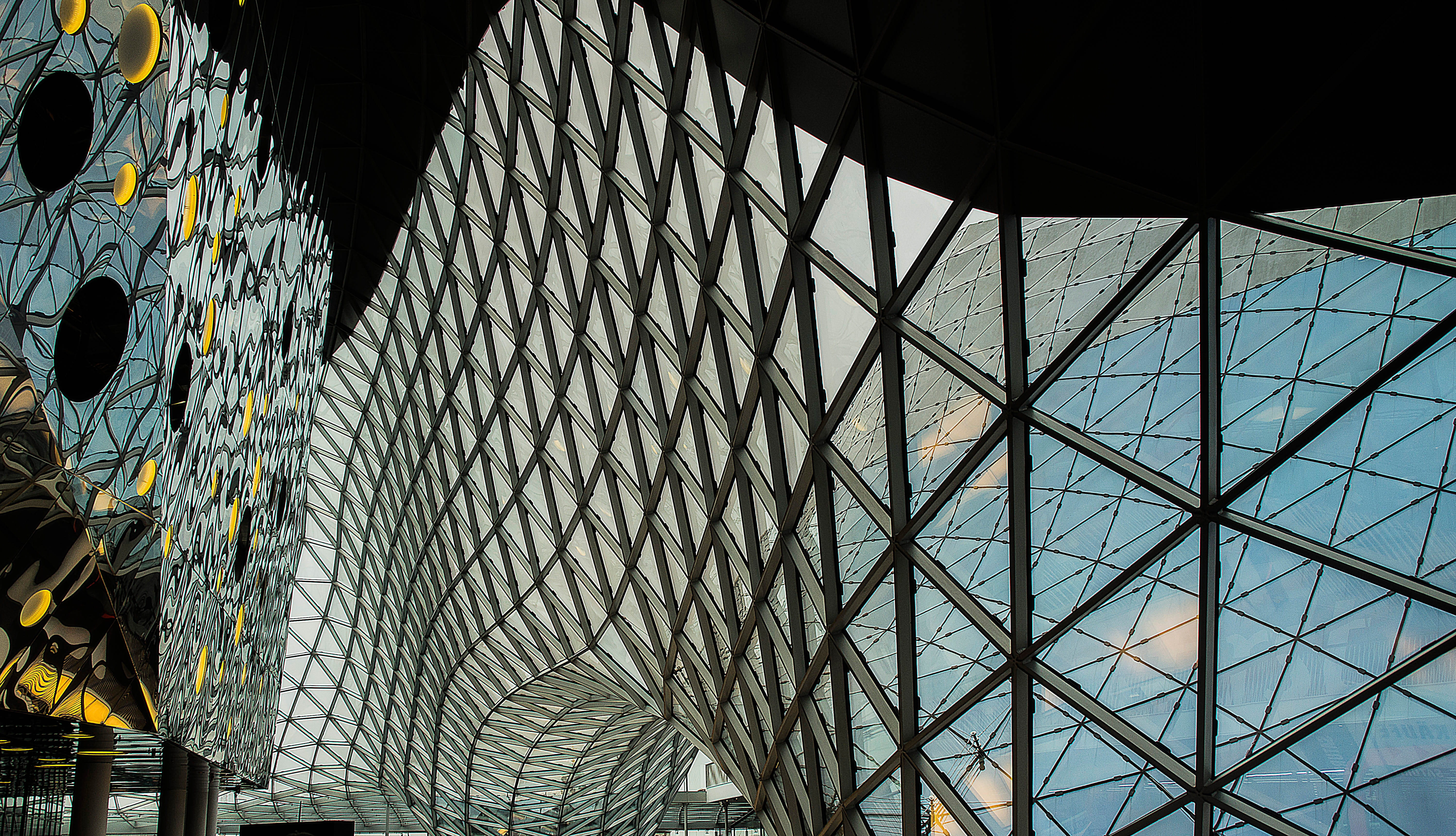 office building exterior, modern building, building exterior, la facetta, outdoors, zeil, reflection, metal, skyscraper, architecture, sky, day, ceiling, HD Wallpaper