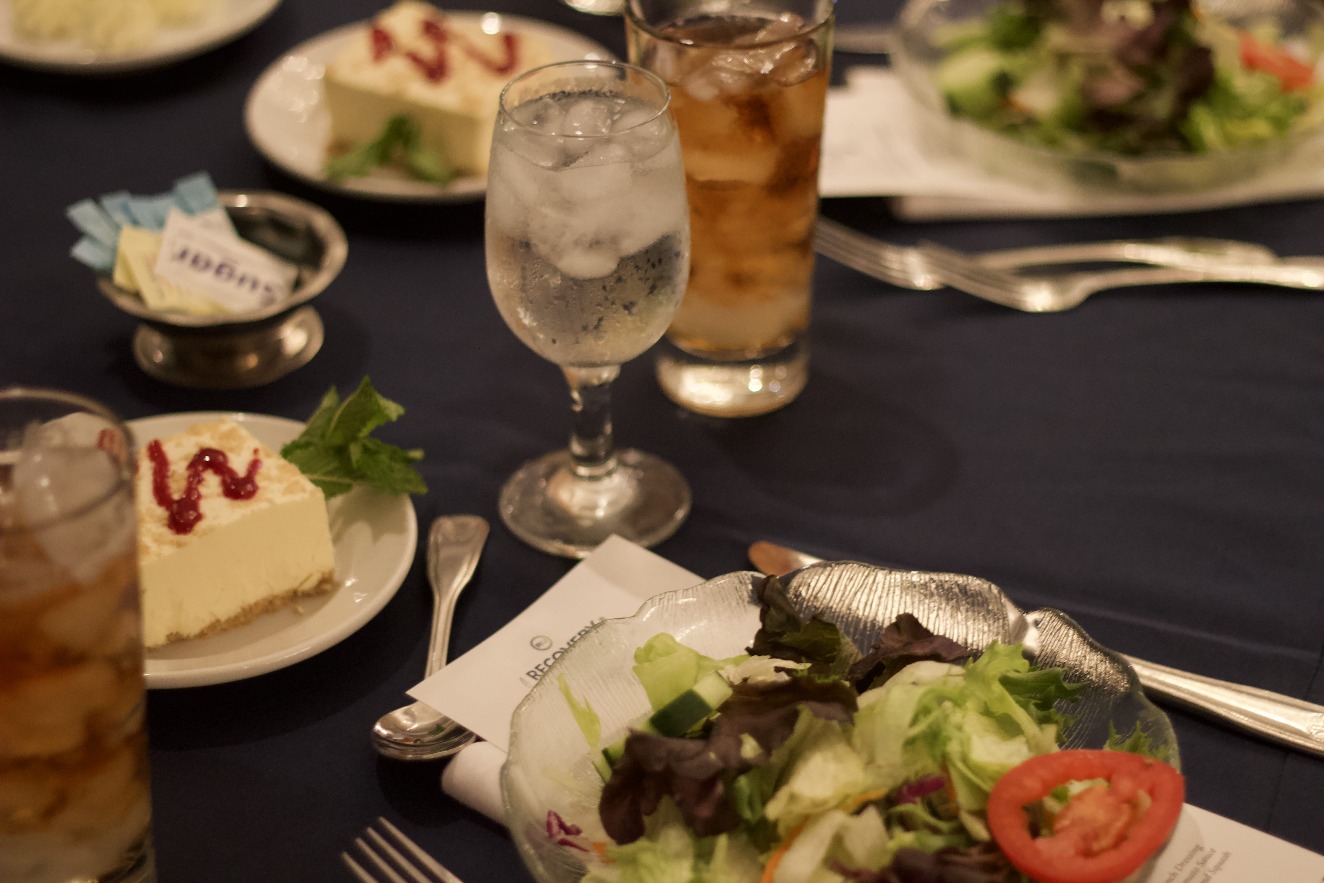table, 5K, serving size, cocktail, plate, wellbeing, recovery, indoors, healthy eating, refreshment, vegetable, food and drink, fundraiser, dinner, alcohol, HD Wallpaper