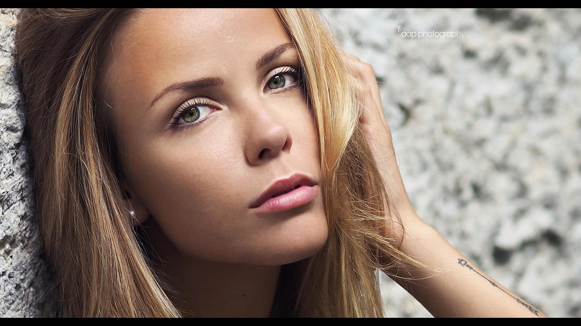 blonde, looking at viewer, human face, hand, women, body part, contemplation, human body part, hairstyle, portrait, close-up, real people, hands in hair, HD Wallpaper