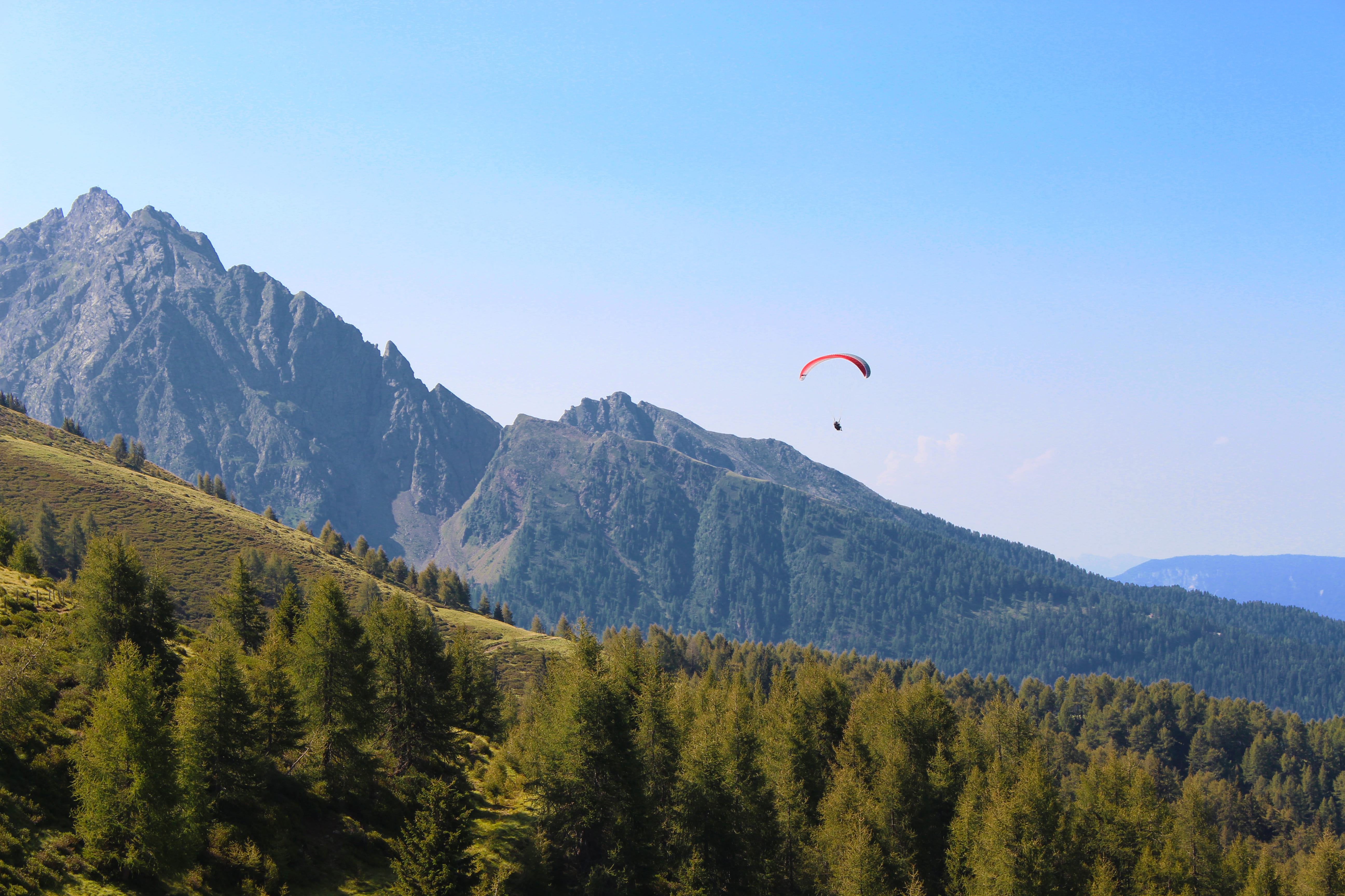parachute, paraglider, tree, non-urban scene, landscape, green, paragliding, sky, trees, gliding, hill, italy, blue, red, para, daytime, leafed, mountain range, HD Wallpaper