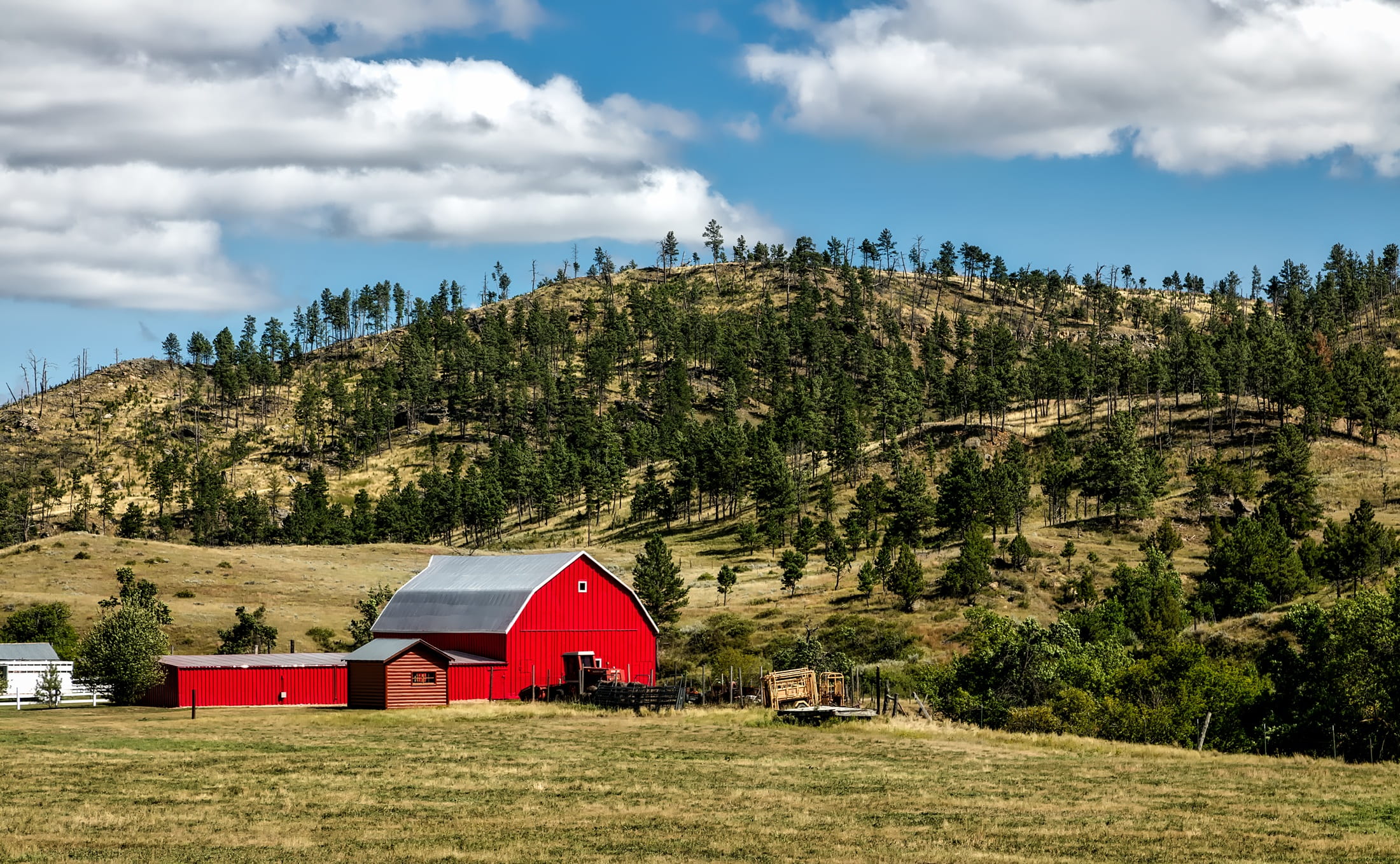 red, agriculture, woods, mountains, ranch, pastoral, building exterior, cloud - sky, rural, non-urban scene, scenic, country, house, green, scenics - nature, HD Wallpaper