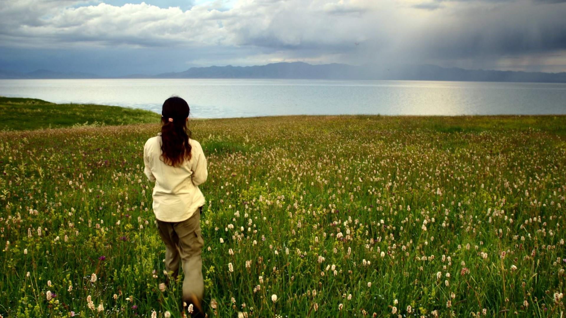 leisure activity, adult, horizon over water, land, lifestyles, flower field, xinjiang, beauty in nature, three quarter length, grassland, grass, cloud - sky, HD Wallpaper