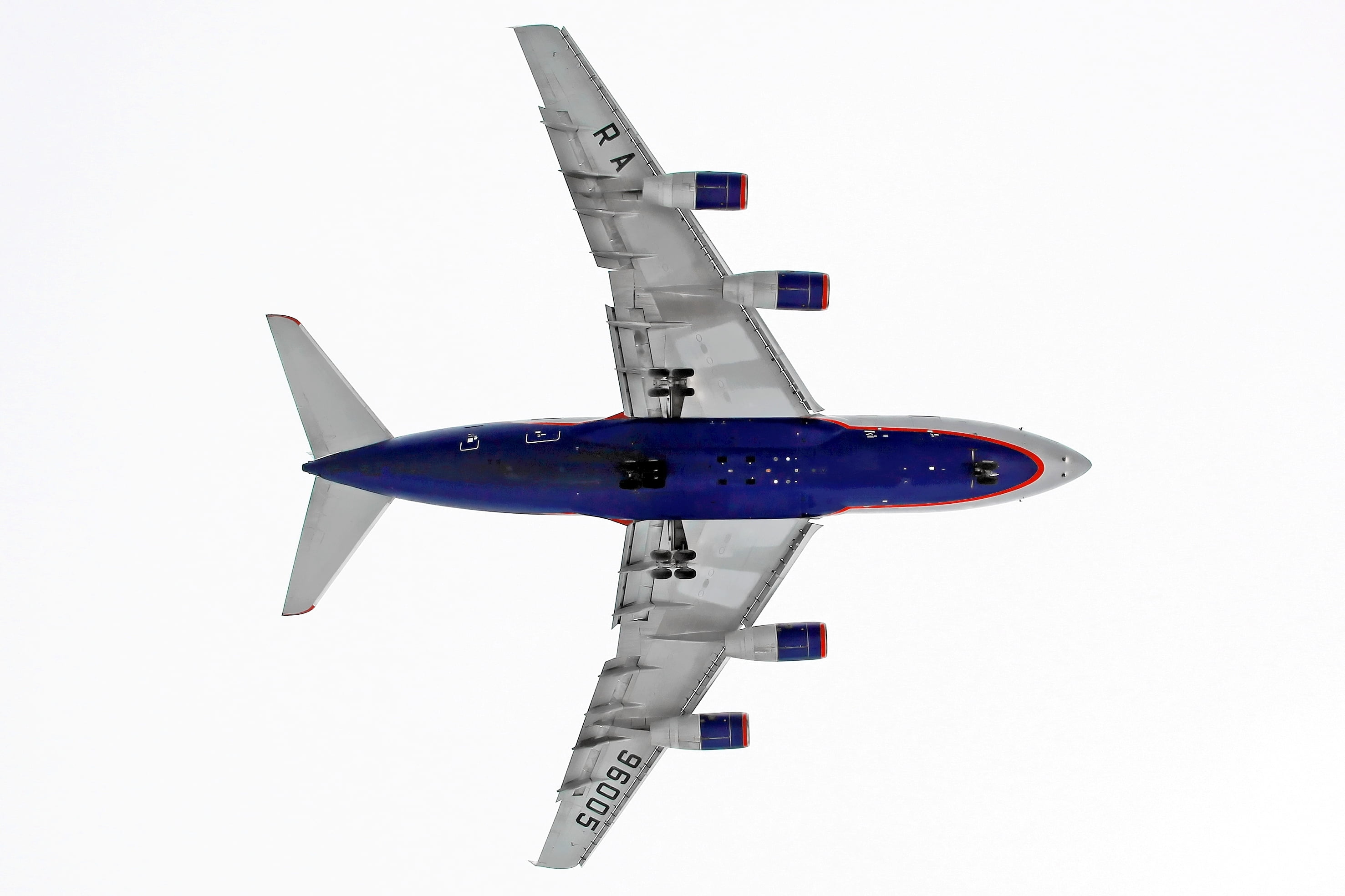 2K, The Il-96, flying, no people, airplane, military, travel, It-96, nature, single object, air vehicle, Ilyushin, flight, engine, aerospace industry, HD Wallpaper