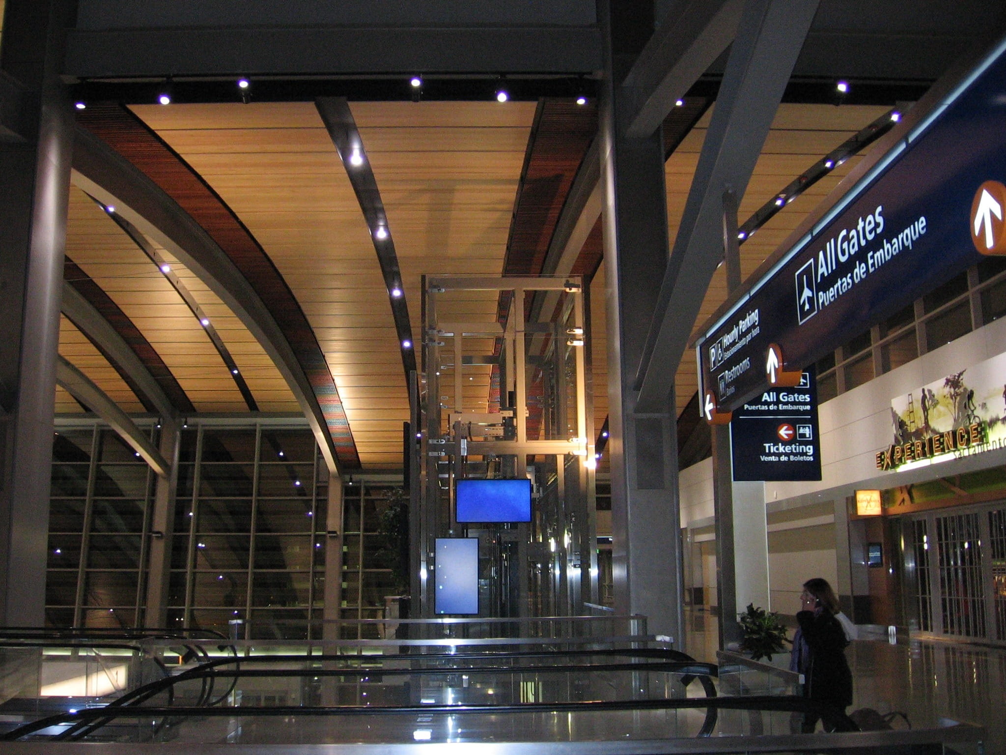 1080P, sacramento, structure, lighting equipment, railing, city, airport, illuminated, modern, Sacramento International Airport, incidental people, architecture, HD Wallpaper
