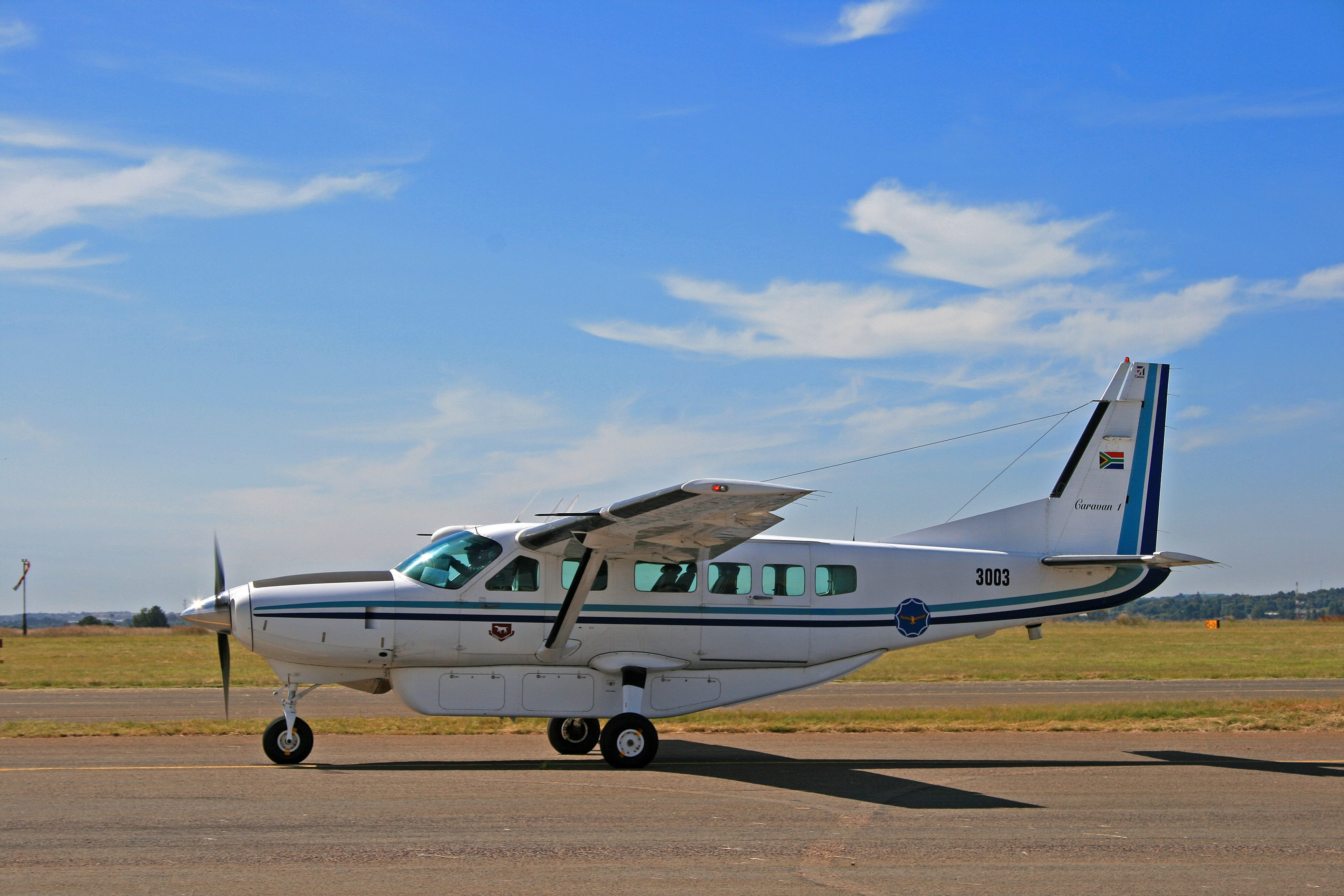 cloud - sky, caravan, side view, tarmac, private airplane, corporate jet, transportation, travel, business travel, mode of transportation, road, airport, HD Wallpaper