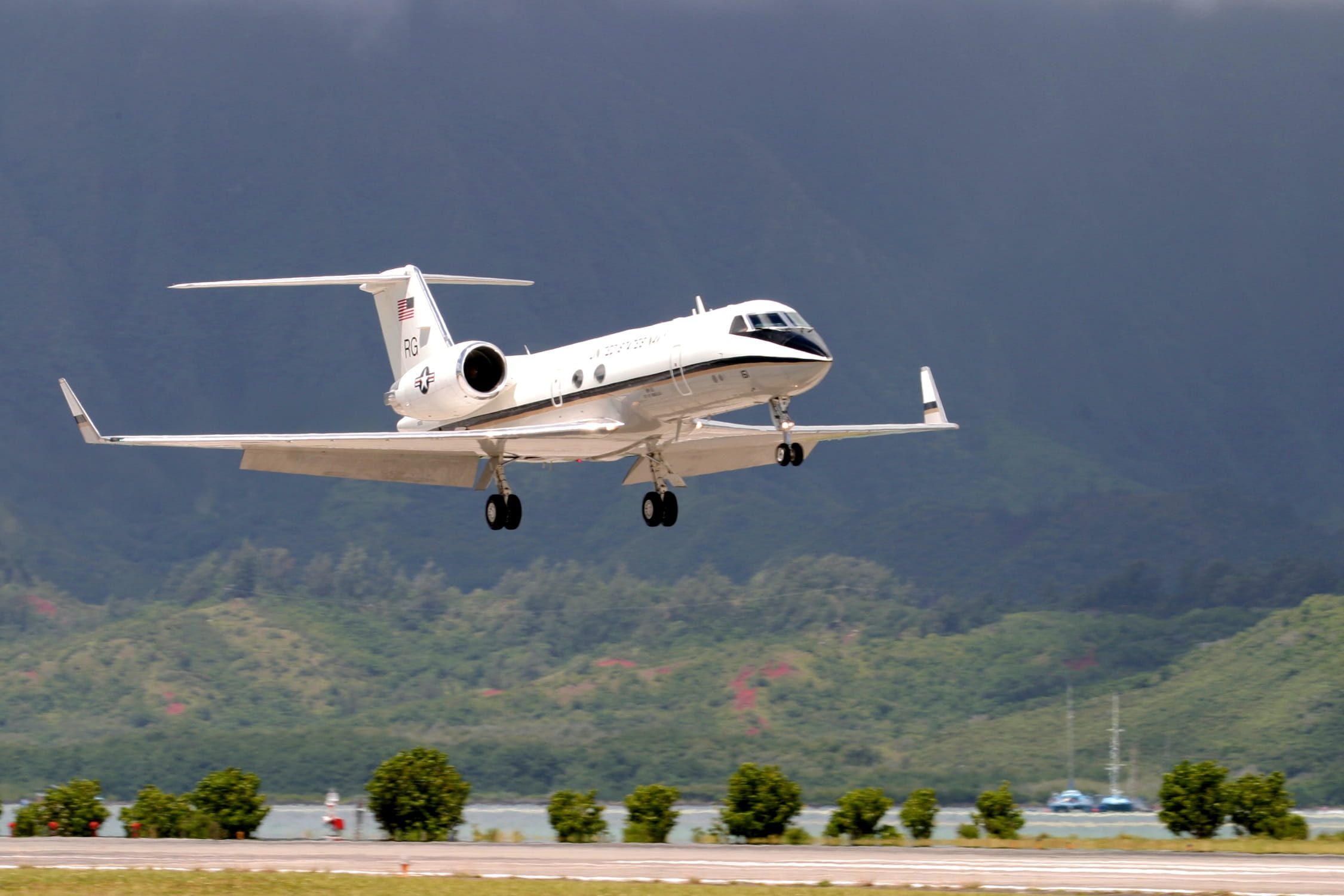 air vehicle, motion, transportation, journey, arrival, no people, cessna, mid-air, day, sky, on the move, citation, airplane, landing - touching down, flying, HD Wallpaper