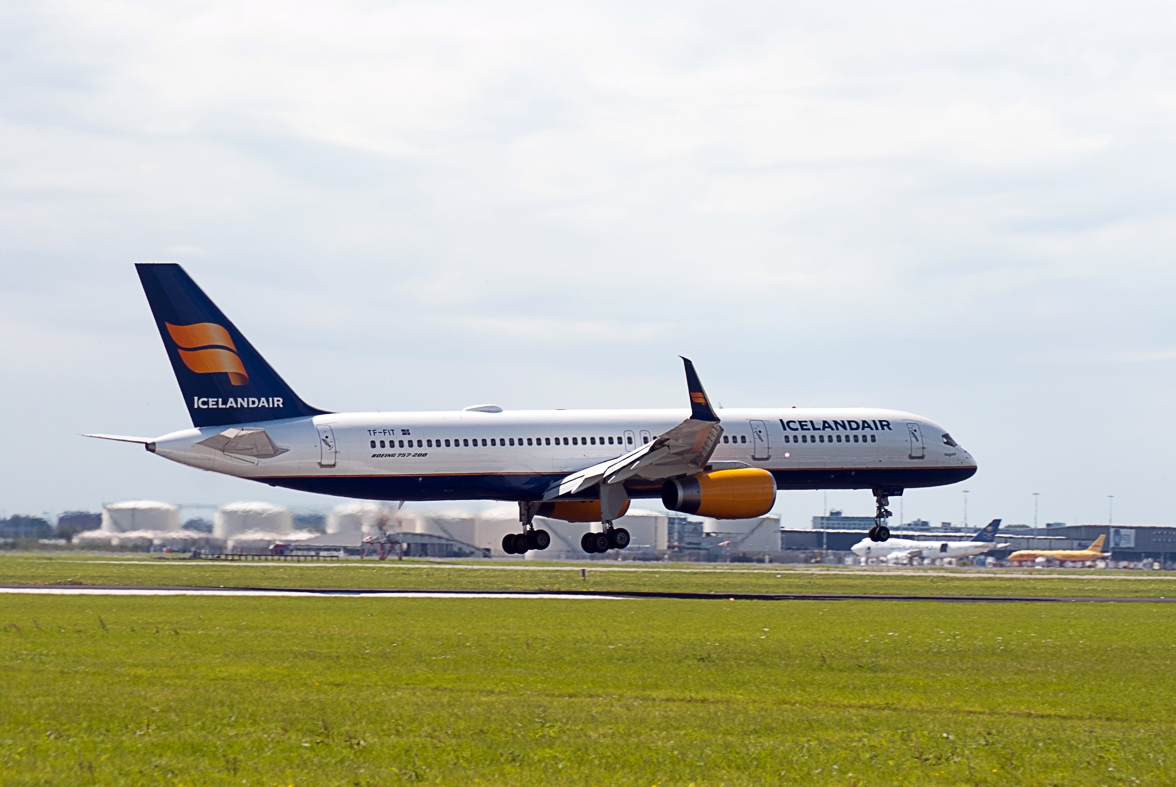 aerospace industry, arrival, grass, travel, flying, outdoors, taking off, 4K, leaving, environment, airline, no people, nature, sky, cloud - sky, schiphol, HD Wallpaper