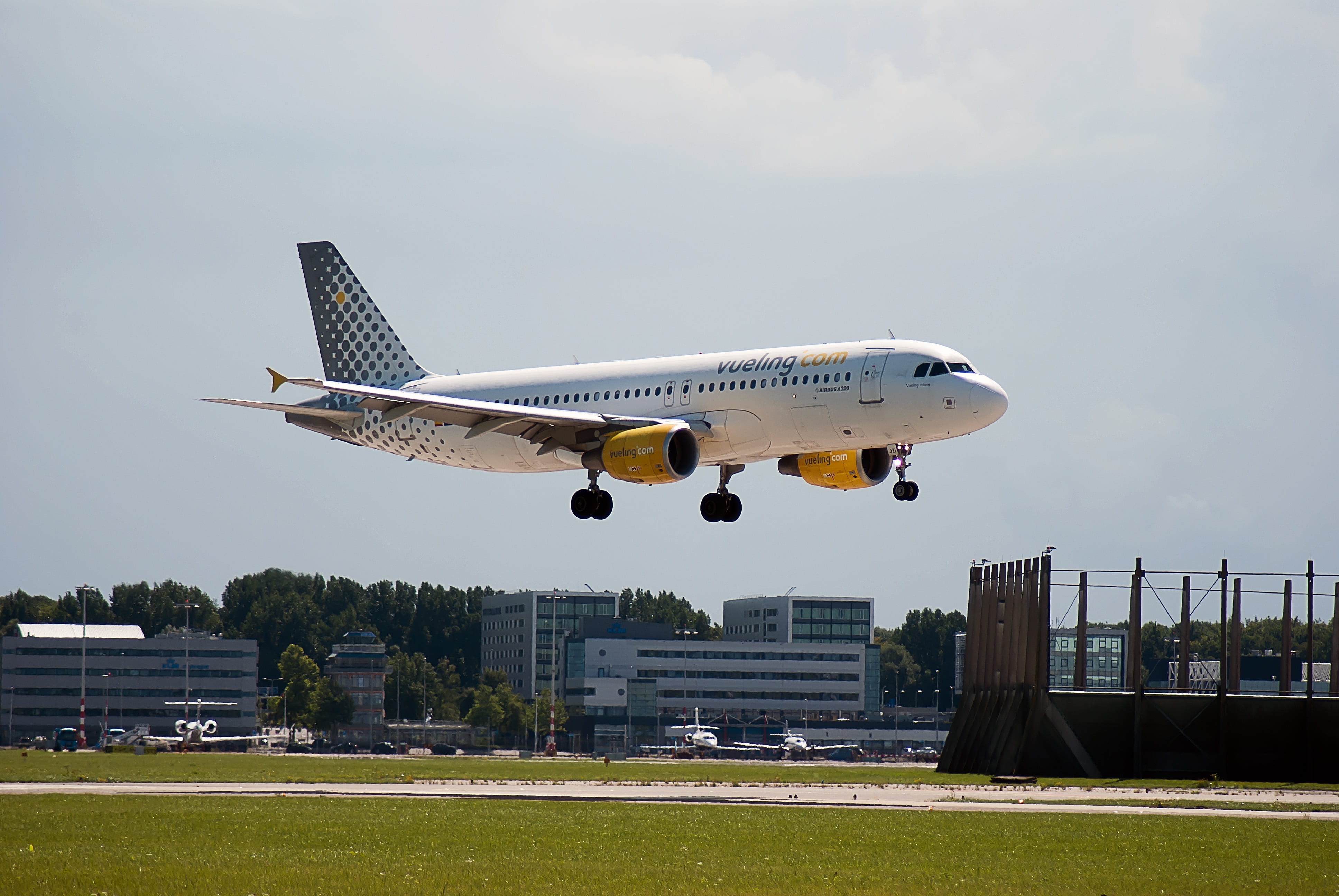 airline, mode of transportation, vueling com, taking off, air vehicle, built structure, 4K, airliner, schiphol, airplane, no people, architecture, plane, HD Wallpaper