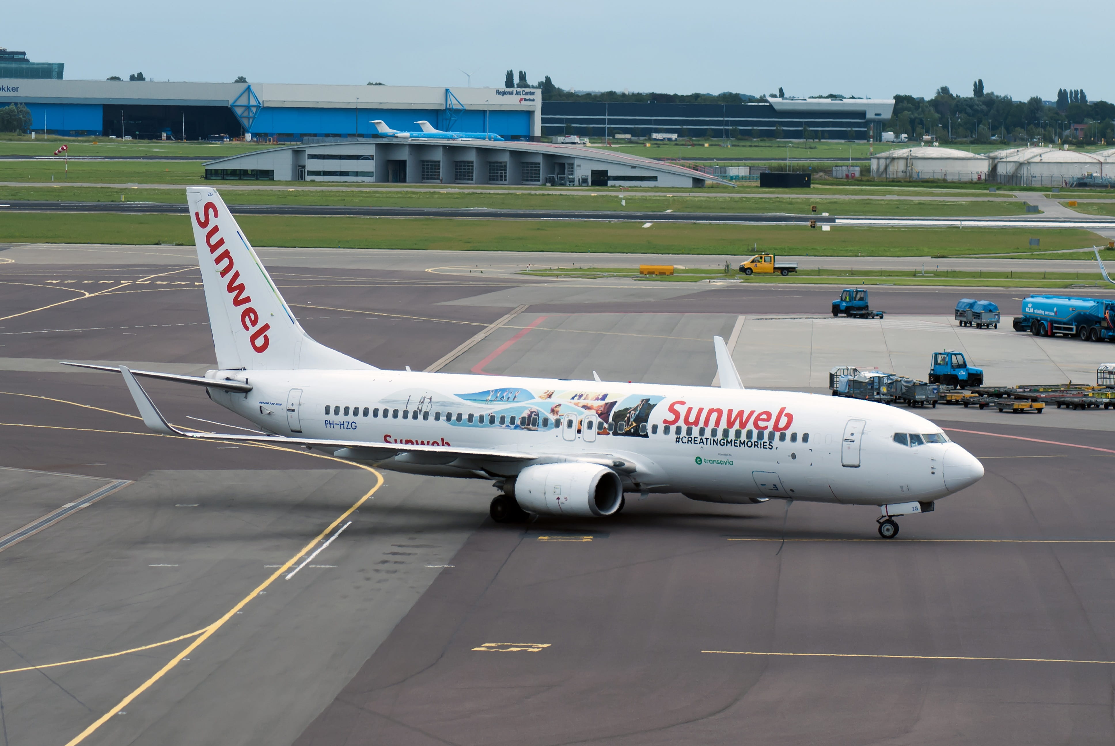 airport, day, road, runway, engine, leaving, stationary, sky, airline, standing, outdoors, waiting, side view, schiphol, transportation, arrival, airplane, HD Wallpaper