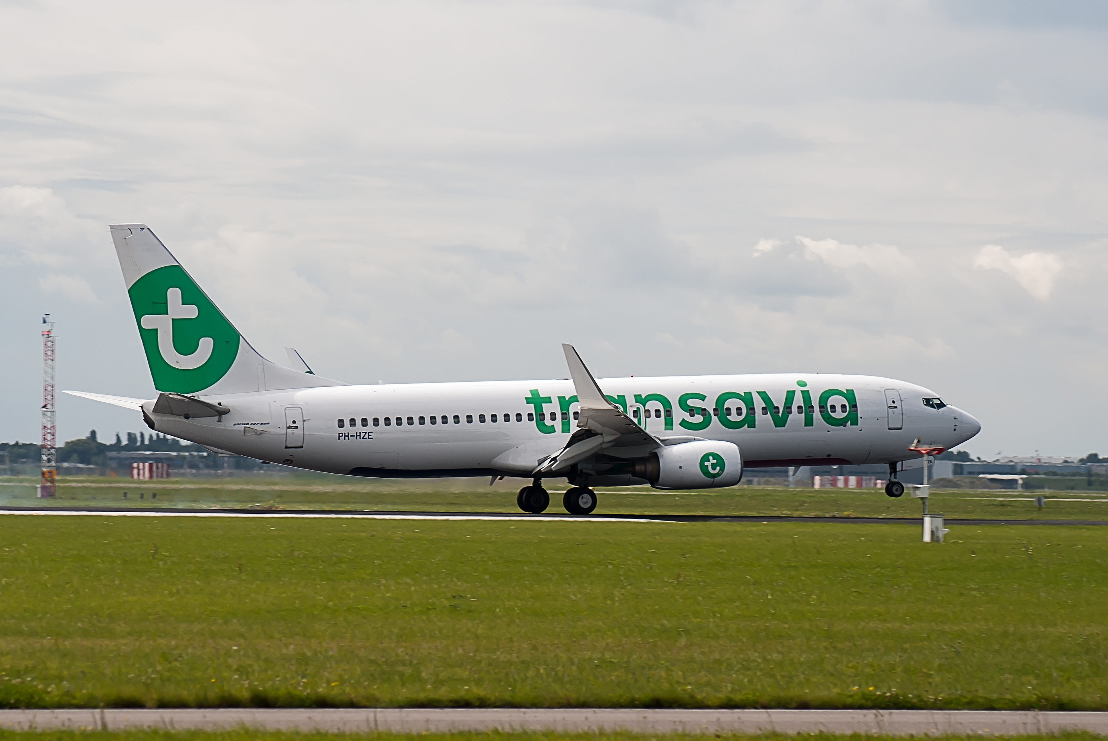 schiphol, transavia, airline, plane, nature, sky, transportation, cloud - sky, no people, travel, flying, day, 4K, aerospace industry, airport runway, HD Wallpaper