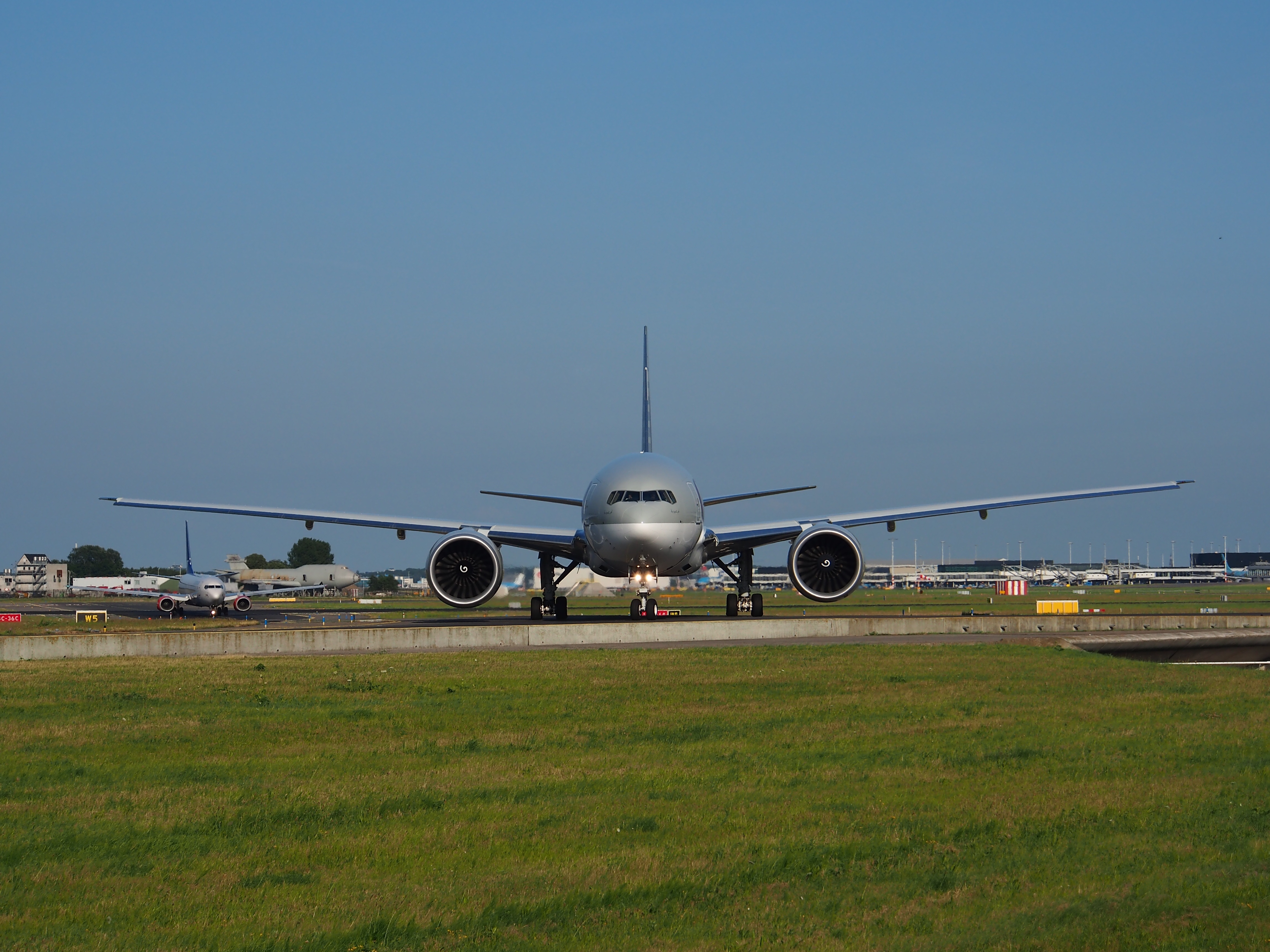 air, business Travel, aviation, manchester - England, travel, commercial Airplane, boeing 777, copy space, mode of transportation, transportation, sky, HD Wallpaper