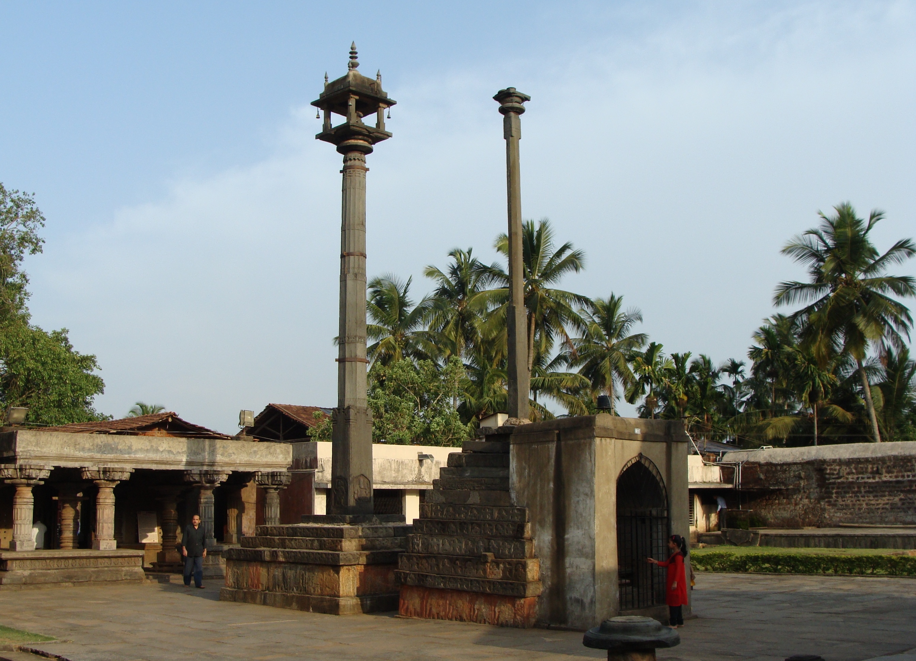 stone, palm tree, lamp post, temple, india, building, tree, architectural column, structure, history, tropical climate, karnataka, religion, 2K, street, HD Wallpaper