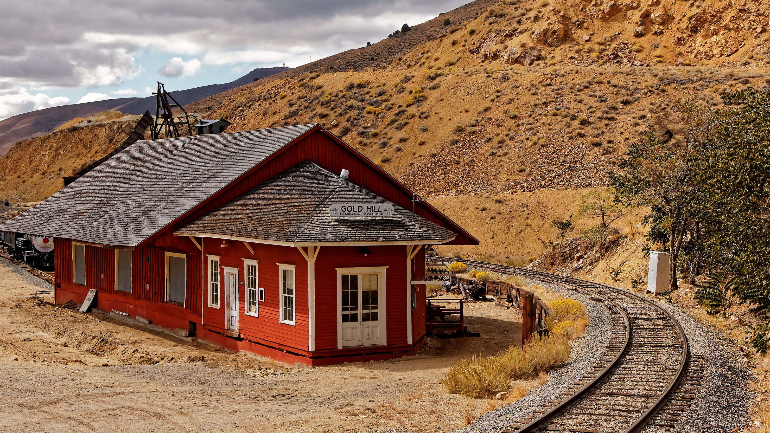 railway station, track, sunlight, building exterior, America, Gold, america gold, transportation, 2K, nature, travel destinations, railroad track, scenics - nature, HD Wallpaper