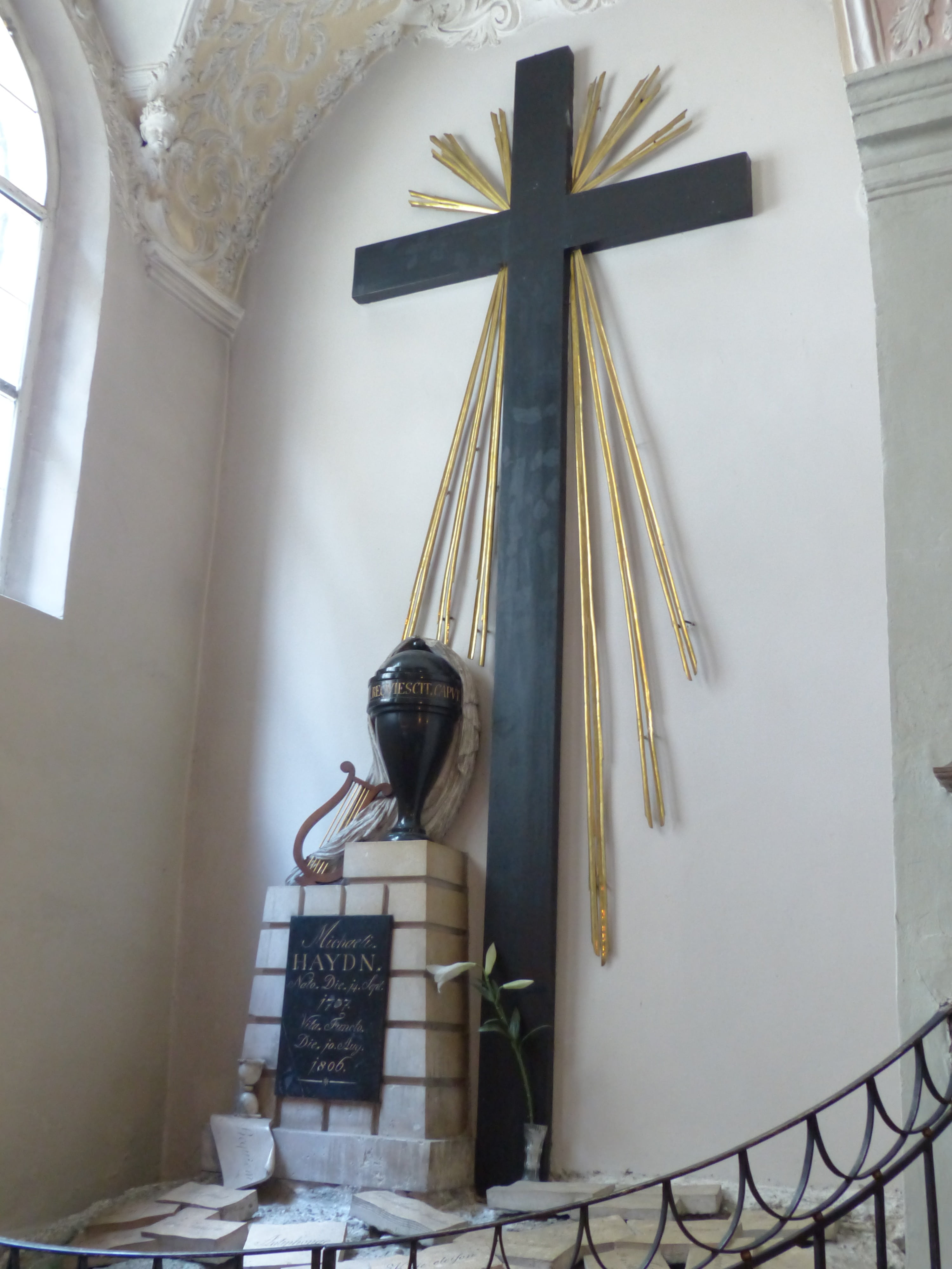 statue, church, spirituality, tomb, urn, no people, place of worship, catholicism, christianity, altar, composer, sculpture, belief, male likeness, cross, Phone HD Wallpaper