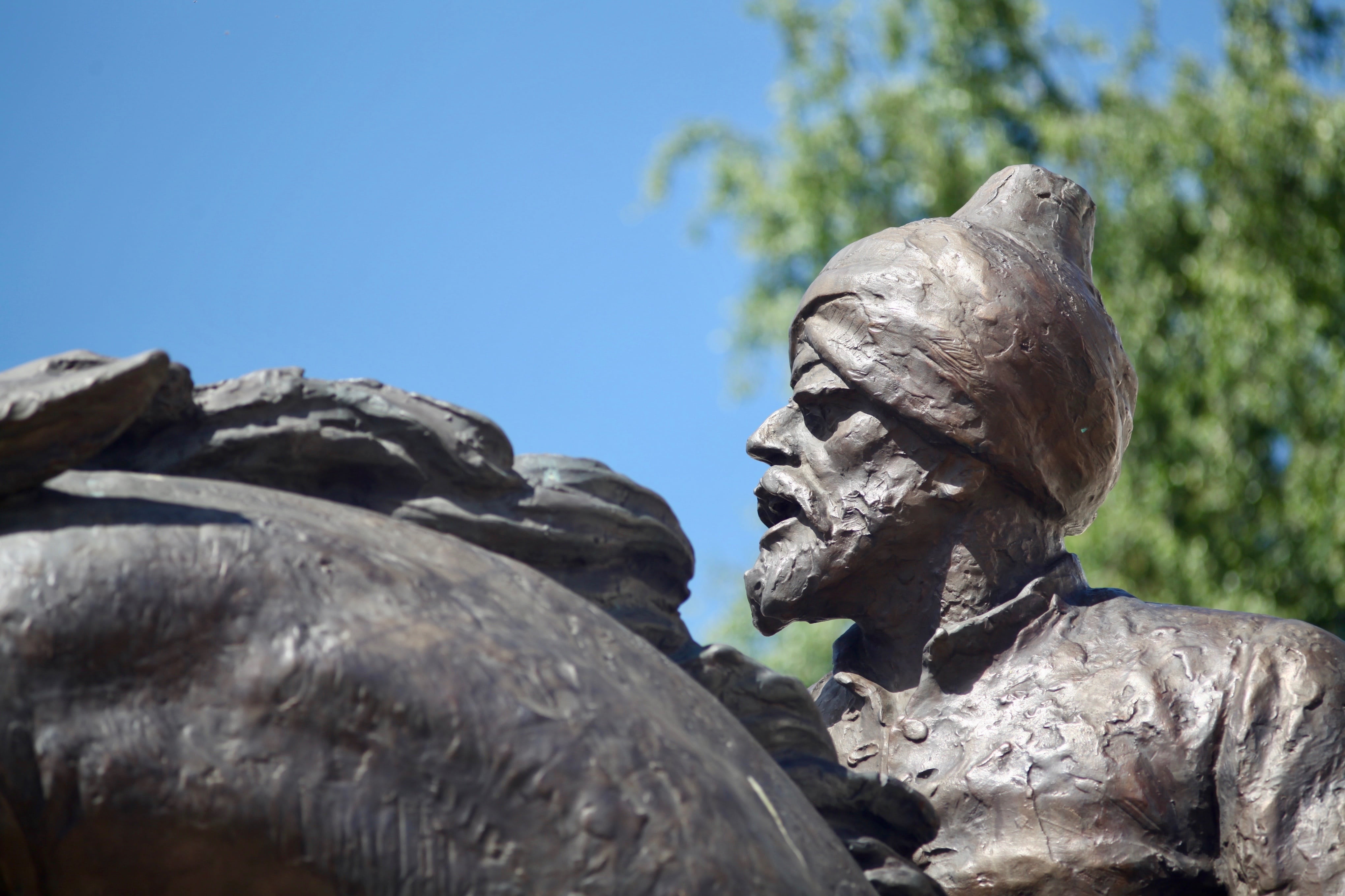 memorial, sunny, close-up, horse, sunlight, representation, outdoors, human representation, art and craft, 4K, sky, rider, old lens, history, sculpture, HD Wallpaper