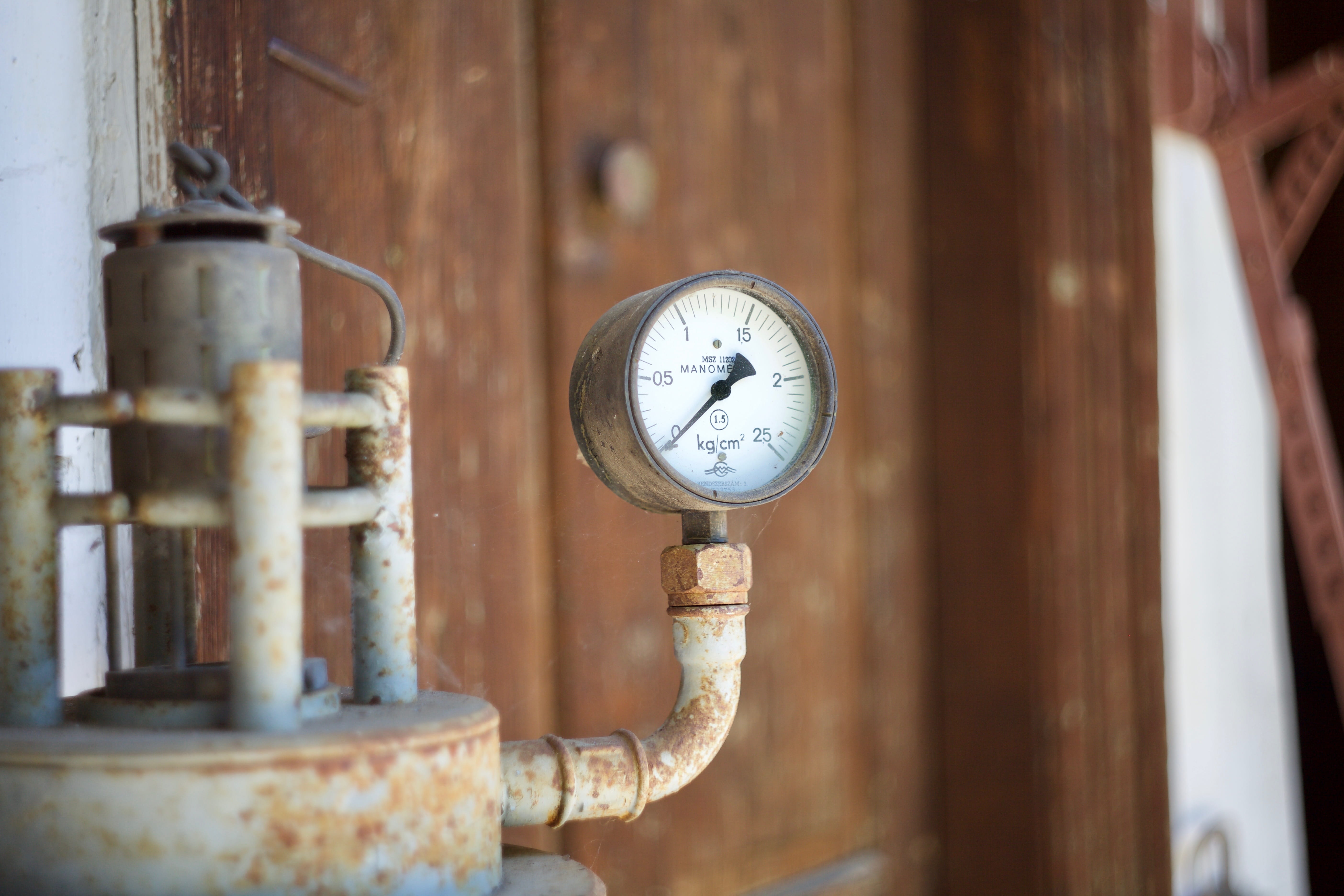 gauge, 5K, old lens, manufacturing equipment, tools, instrument of measurement, number, Measuring, selective focus, mining, wood - material, beer - alcohol, HD Wallpaper