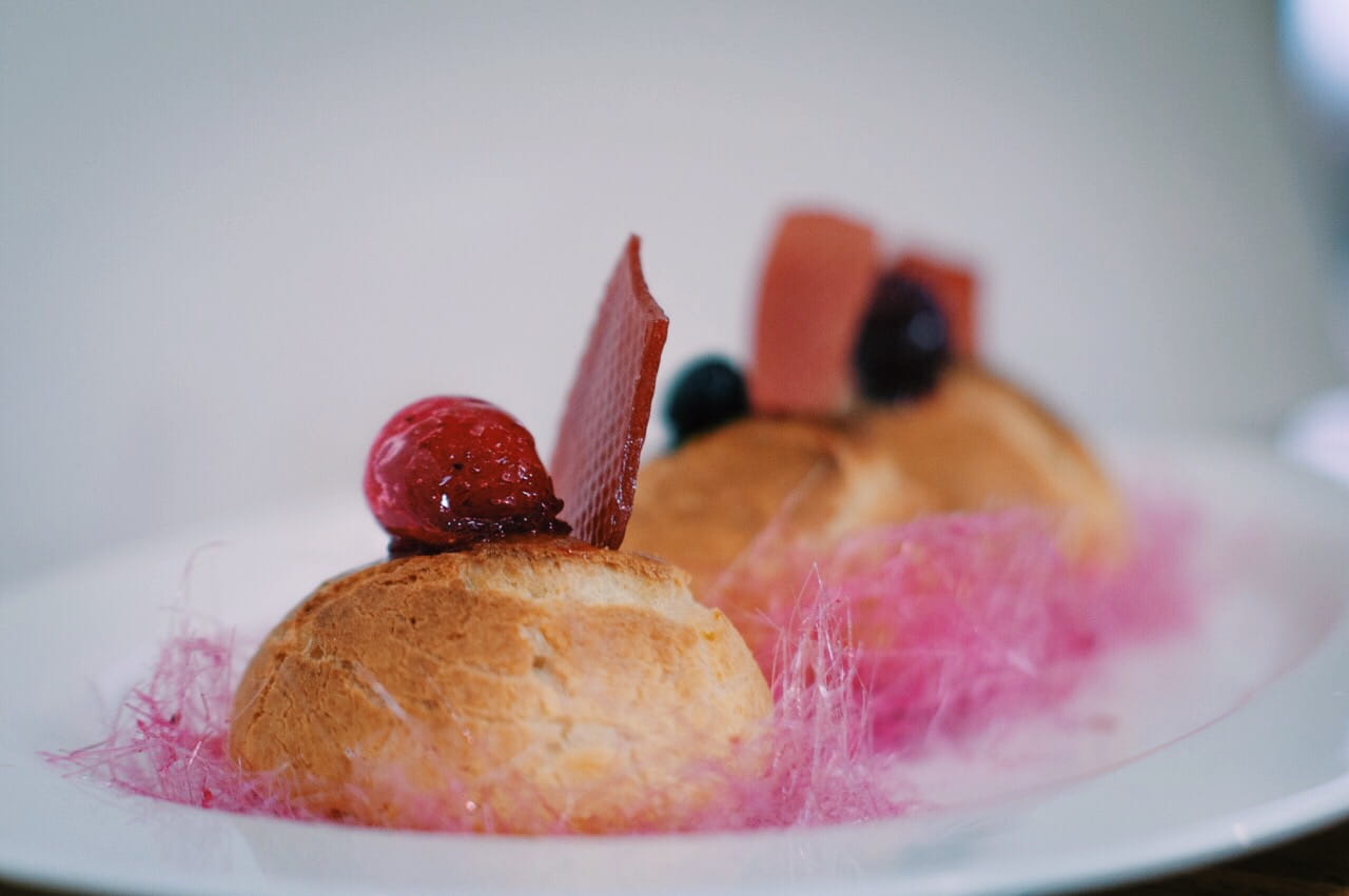 baked, gourmet, dessert, unhealthy eating, still life, 720P, profiteroles, sweet, plate, strawberry, berries, close-up, indulgence, berry fruit, indoors, HD Wallpaper