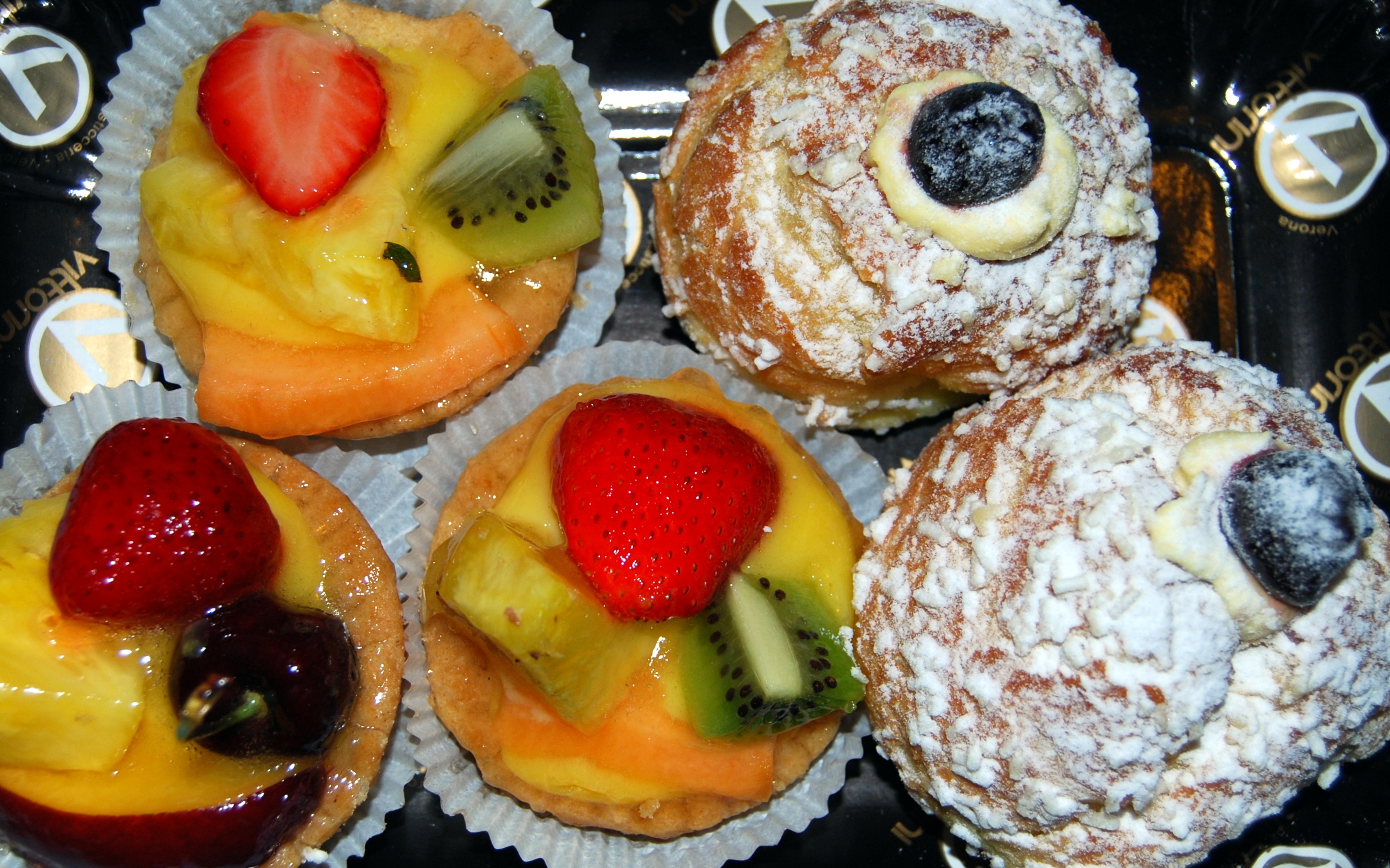 plate, food, gourmet, foods, freshness, bakery, powdered sugar, cake, berry fruit, temptation, sweet, still life, food and drink, alimentari, breakfast, HD Wallpaper