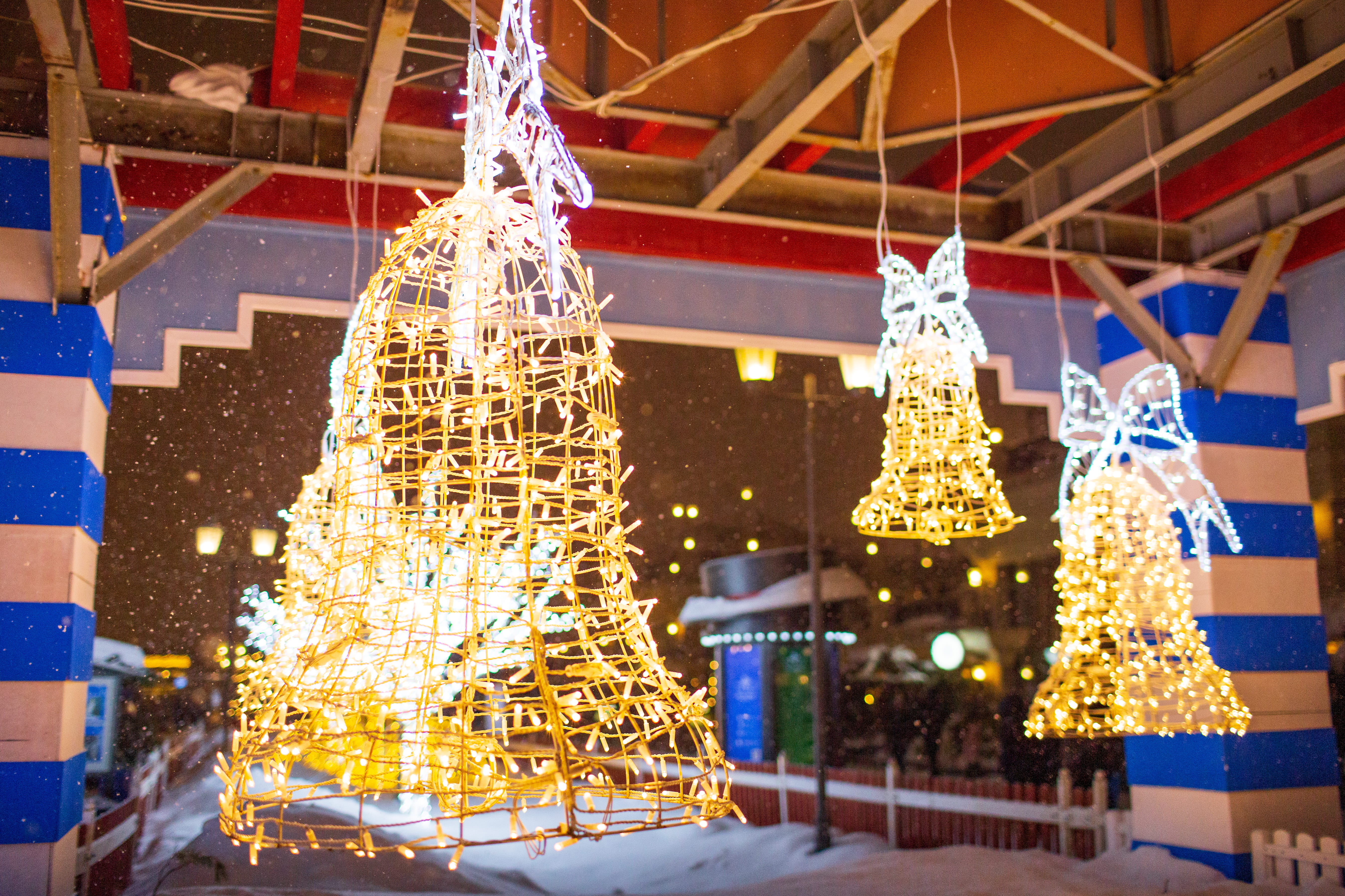 lighting equipment, christmas decoration, garlands, decoration, crowd, festival, celebration, christmas market, built structure, low angle view, new year, HD Wallpaper