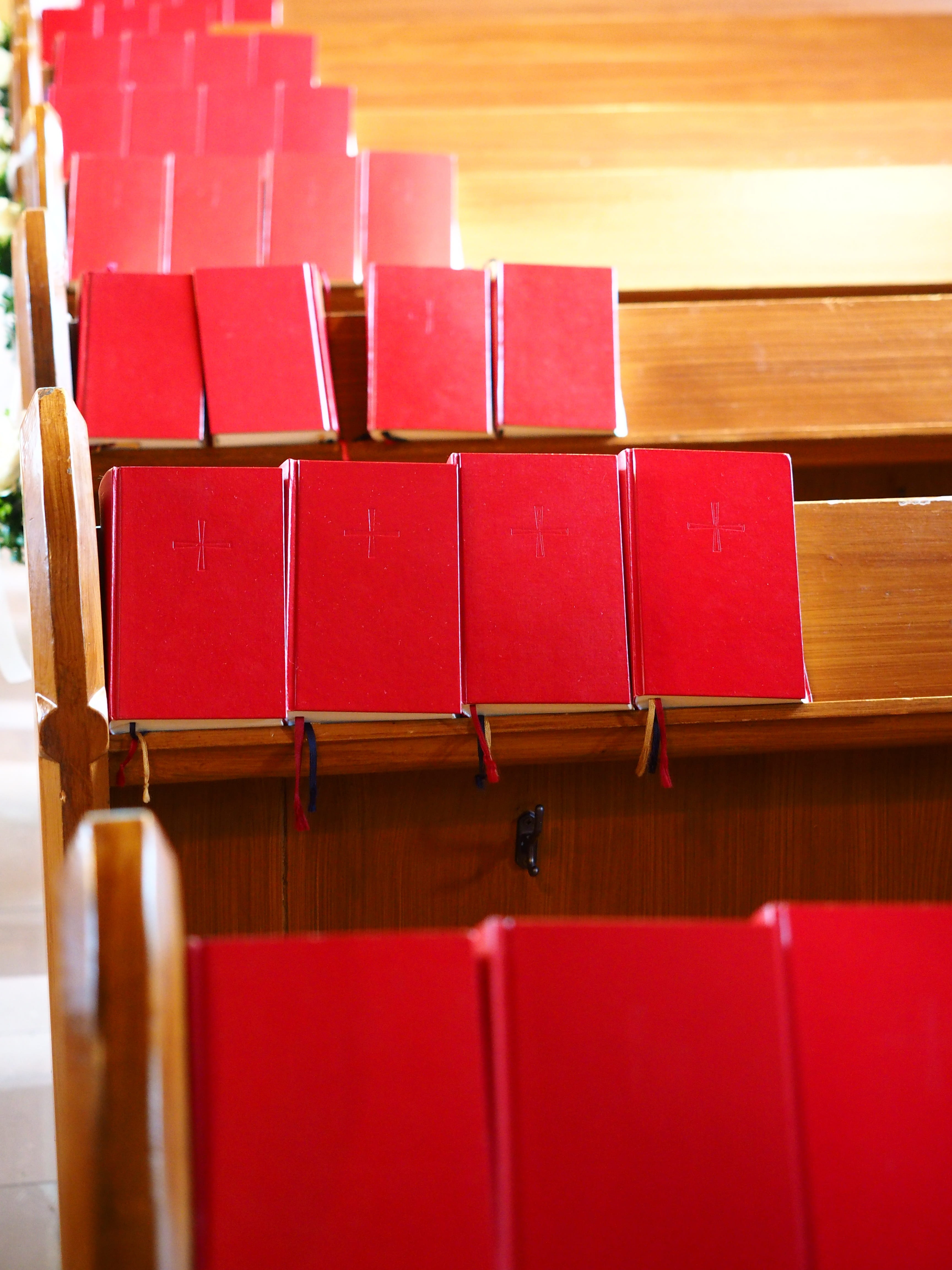 choice, Church, group, focus on foreground, order, Songs, table, arrangement, 4K, side by side, Sing, close-up, red, selective focus, wood - material, Phone HD Wallpaper