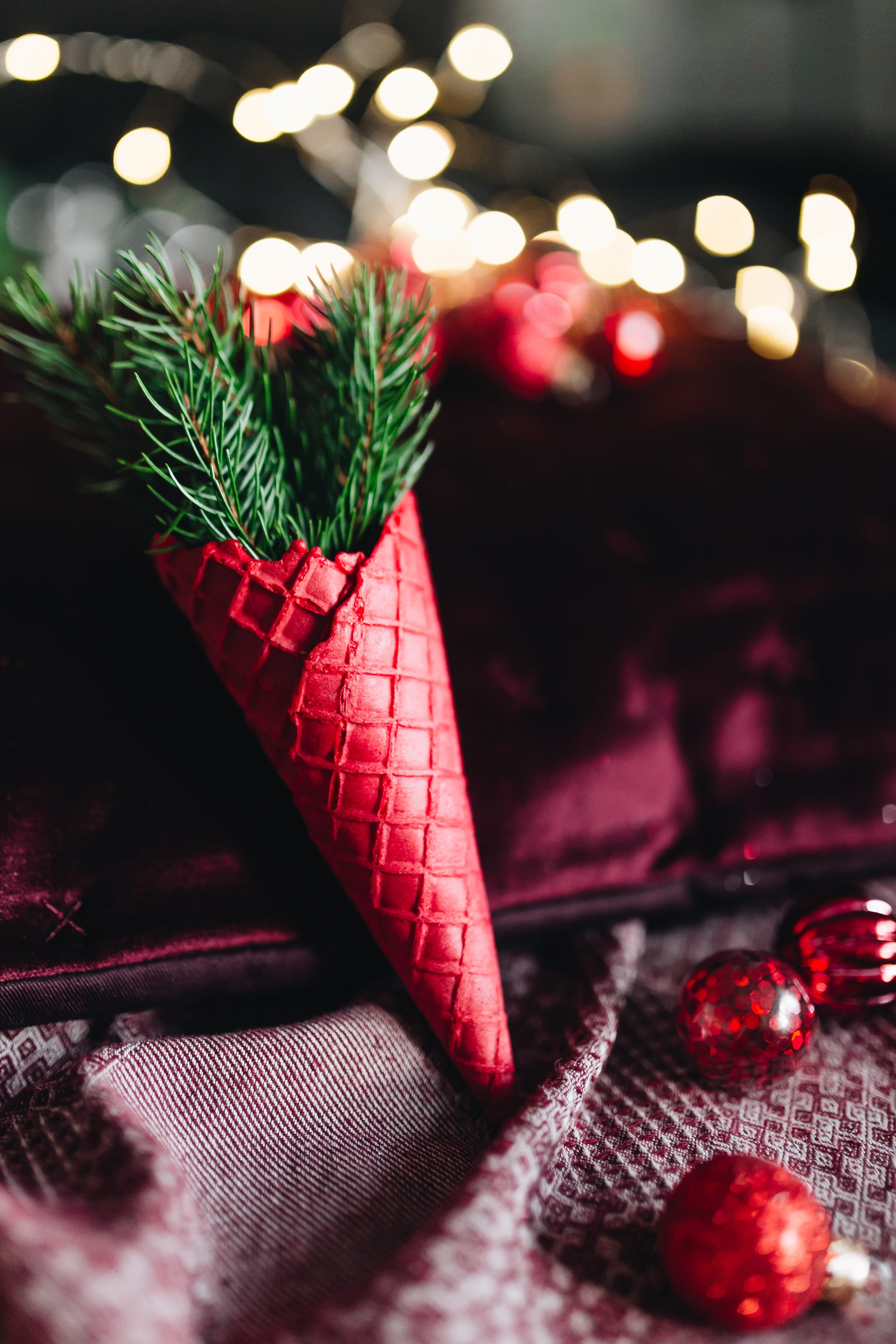 christmas decoration, modern, decorations, christmas tree, christmas, ornaments, illuminated, no people, indoors, decoration, christmas ornament, decor, Phone HD Wallpaper