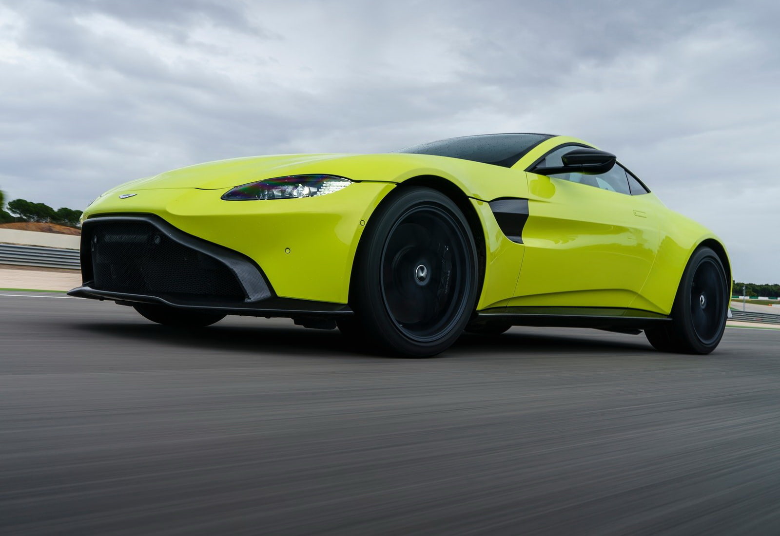 nature, essence, wheel, car, cloud - sky, martin, luxury, 720P, sky, sports car, wealth, speed, aston, land vehicle, no people, shiny, motor vehicle, yellow, HD Wallpaper
